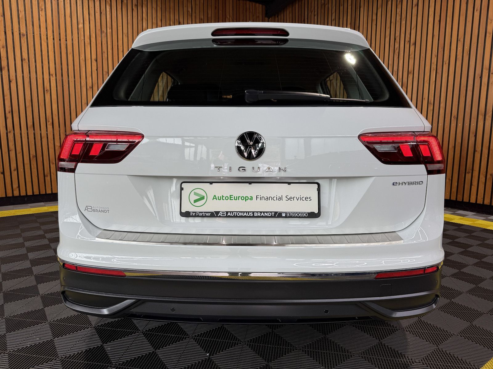 Fahrzeugabbildung Volkswagen Tiguan 1,4 eHybrid Life DSG *Navi*ACC*LED*AHK