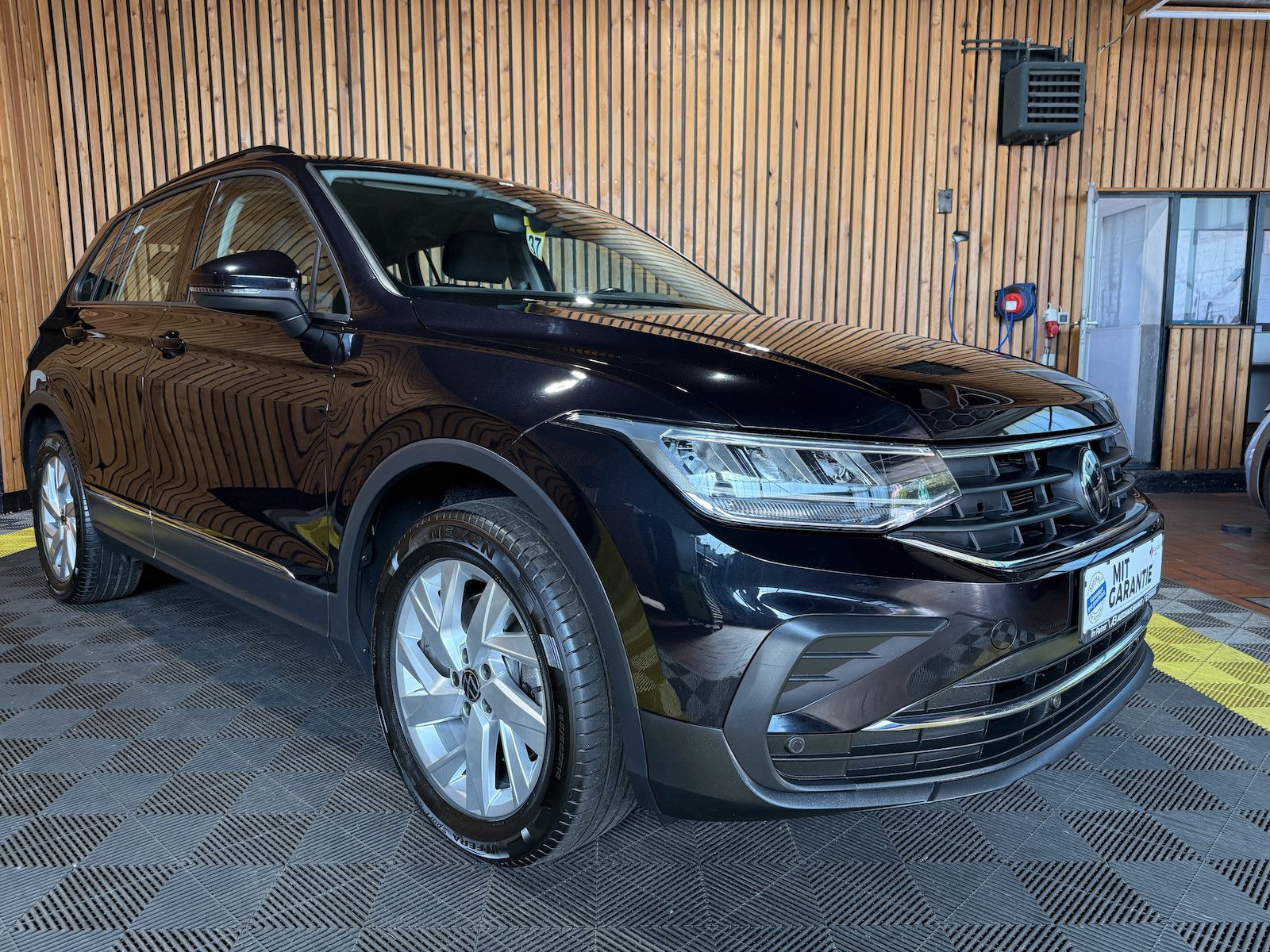 Fahrzeugabbildung Volkswagen Tiguan 2,0 TSI 4Motion Life DSG Navi*ACC*LED*AHK