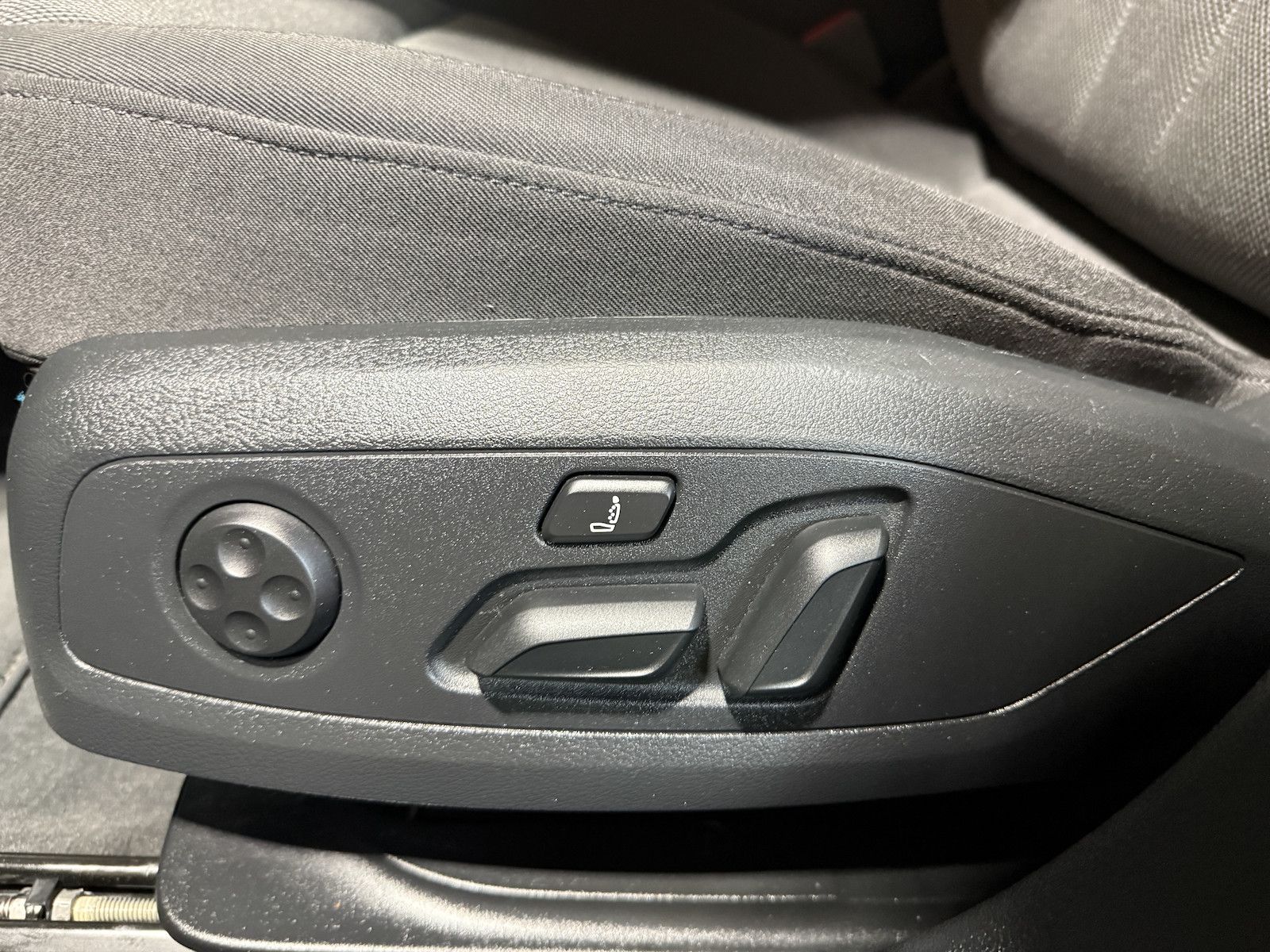 Fahrzeugabbildung Audi A4 Avant 2,0 TDI Aut. *Navi+*ACC*AHK*Kamera*App*