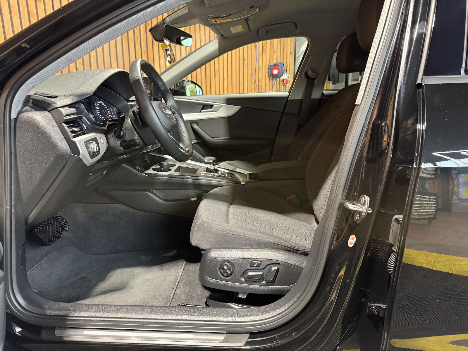Fahrzeugabbildung Audi A4 Avant 2,0 TDI Aut. *Navi+*ACC*AHK*Kamera*App*