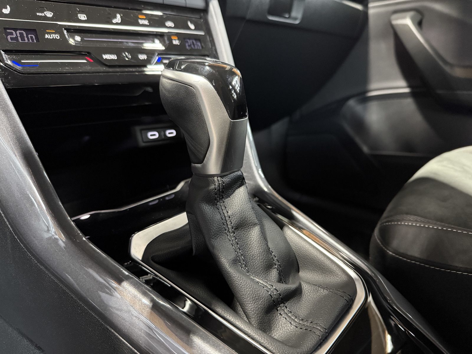 Fahrzeugabbildung Volkswagen T-Roc 2,0 TDI Style DSG Navi*LED*Kam*Virtual*AHK