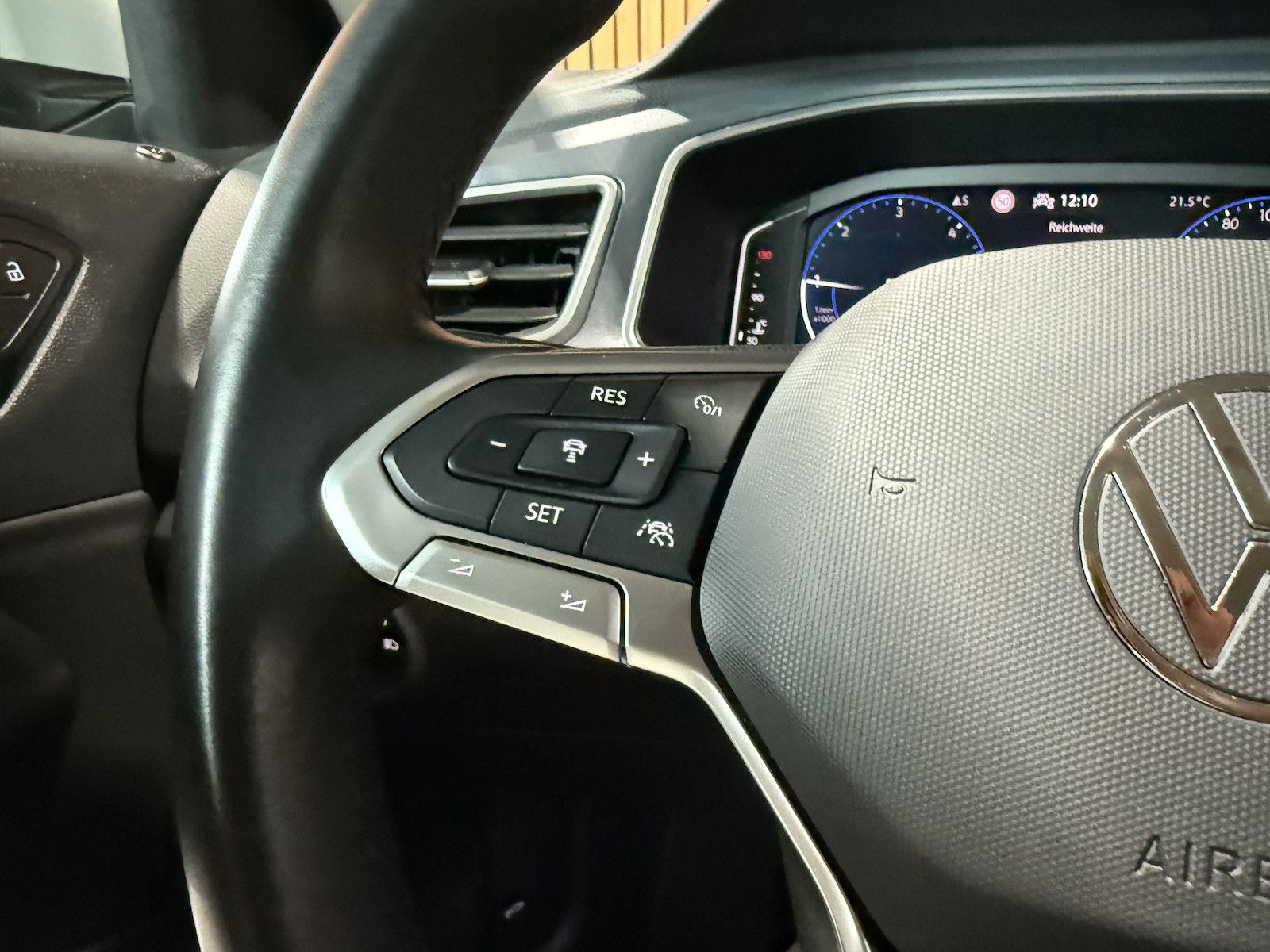 Fahrzeugabbildung Volkswagen T-Roc 2,0 TDI Style DSG Navi*LED*Kam*Virtual*AHK