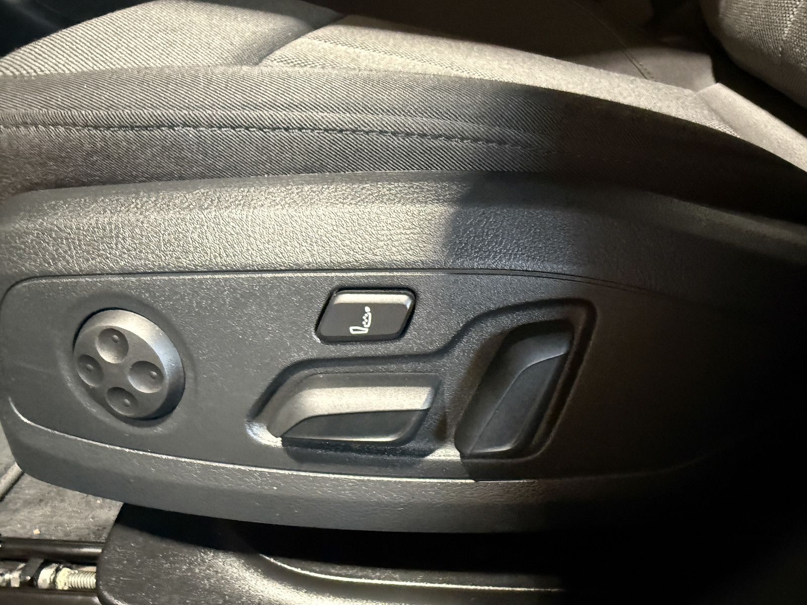 Fahrzeugabbildung Audi A4 Avant 2,0 TDI Aut. *Navi+*ACC*AHK*Kamera*App*
