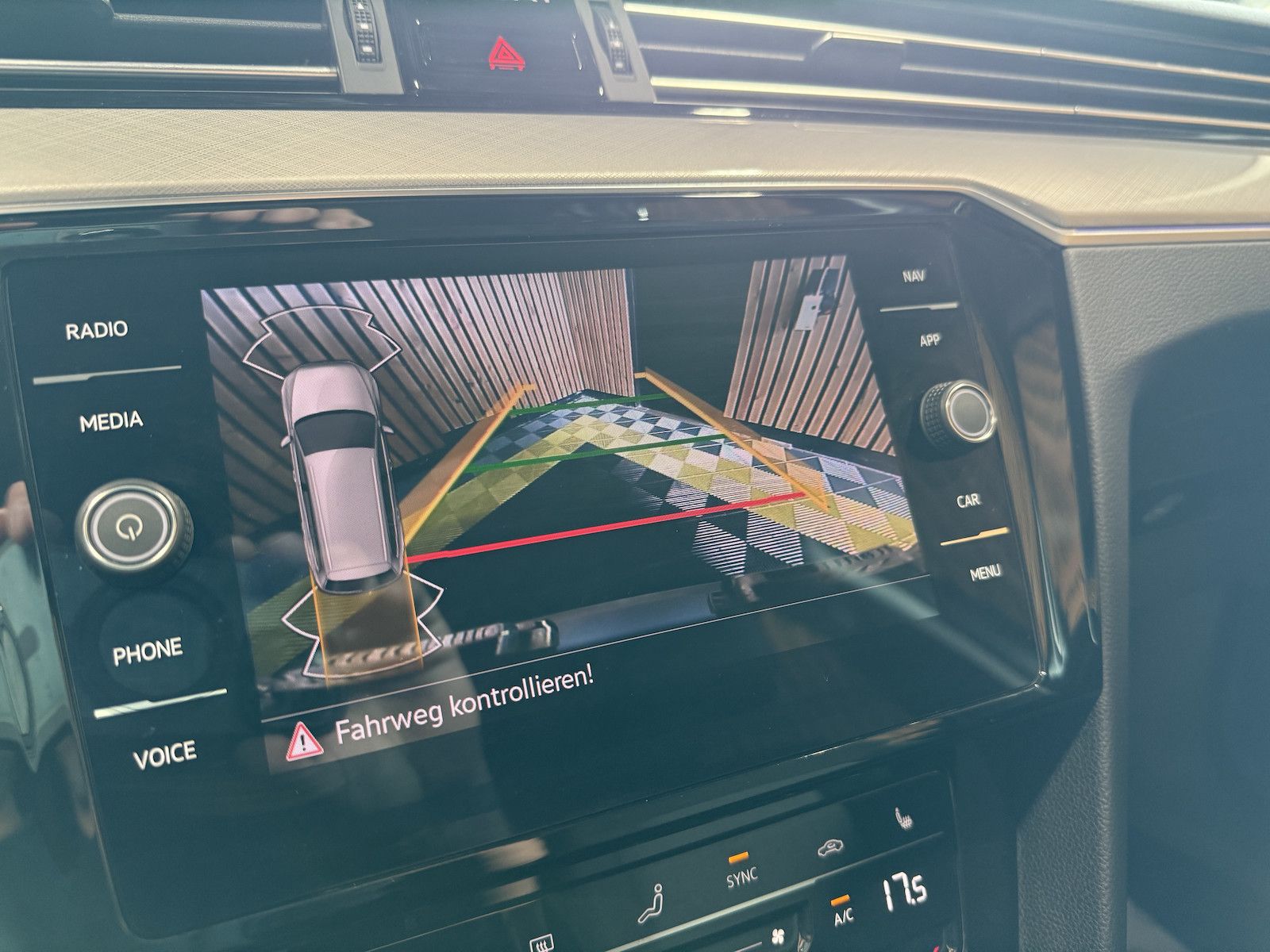 Fahrzeugabbildung Volkswagen Passat Variant 2,0 TDI DSG *Navi*LED*Kam*AHK*ACC