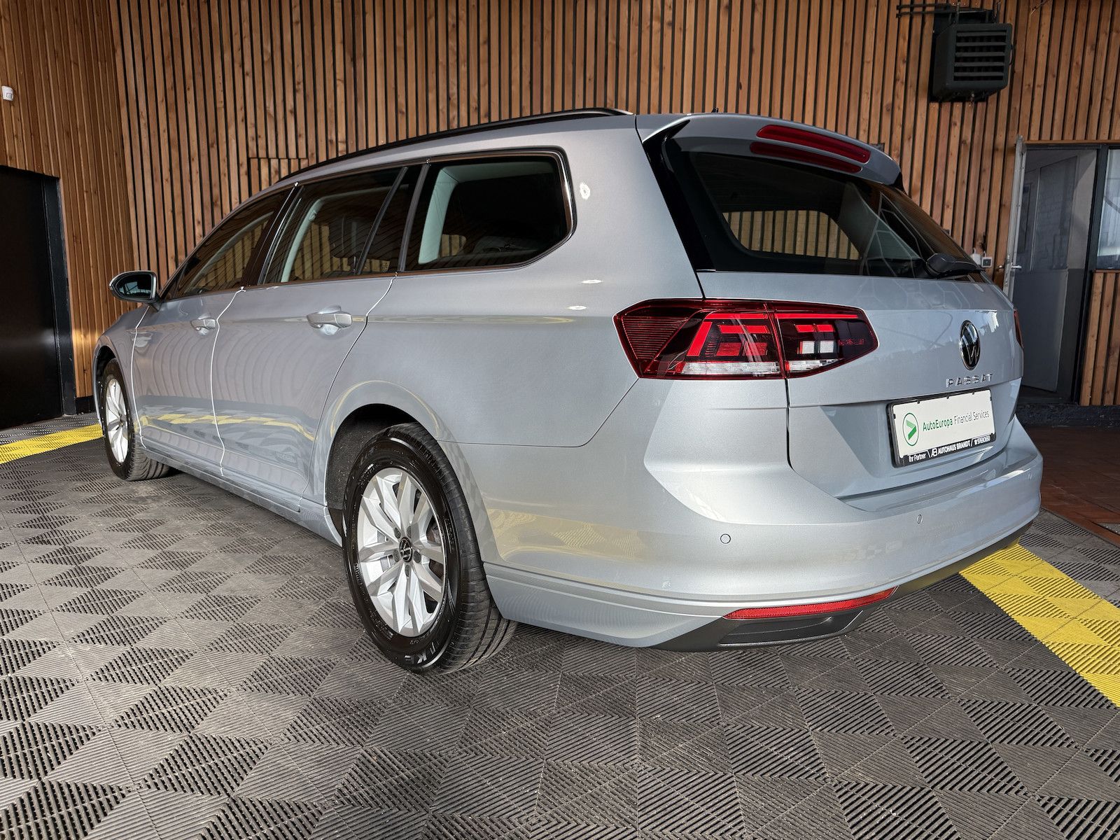 Fahrzeugabbildung Volkswagen Passat Variant 2,0 TDI DSG *Navi*LED*Kam*AHK*ACC