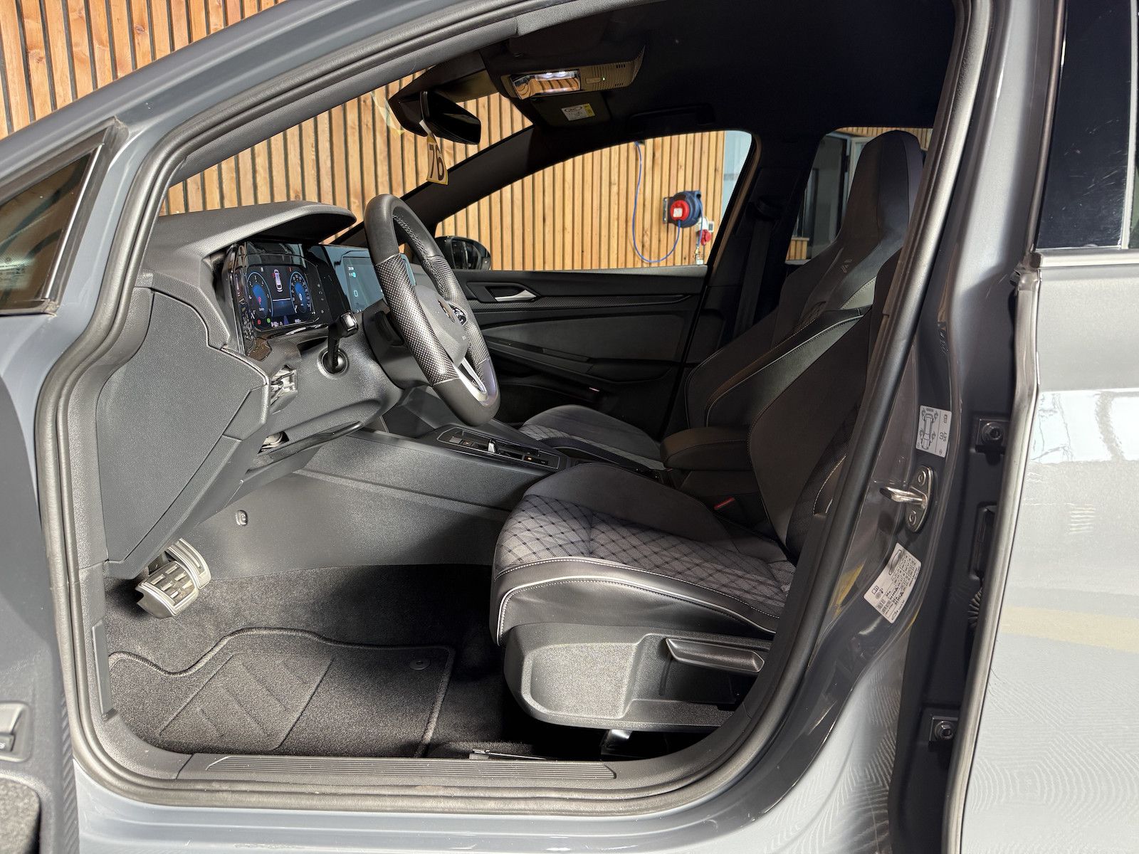 Fahrzeugabbildung Volkswagen Golf Variant 2,0TDI R-Line Black DSG *Navi*Keyl.