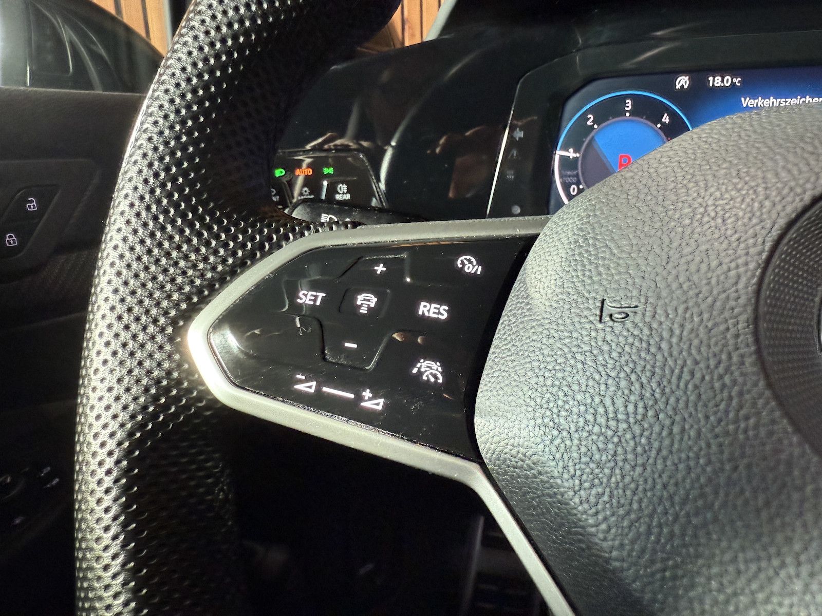 Fahrzeugabbildung Volkswagen Golf Variant 2,0TDI R-Line Black DSG *Navi*Keyl.