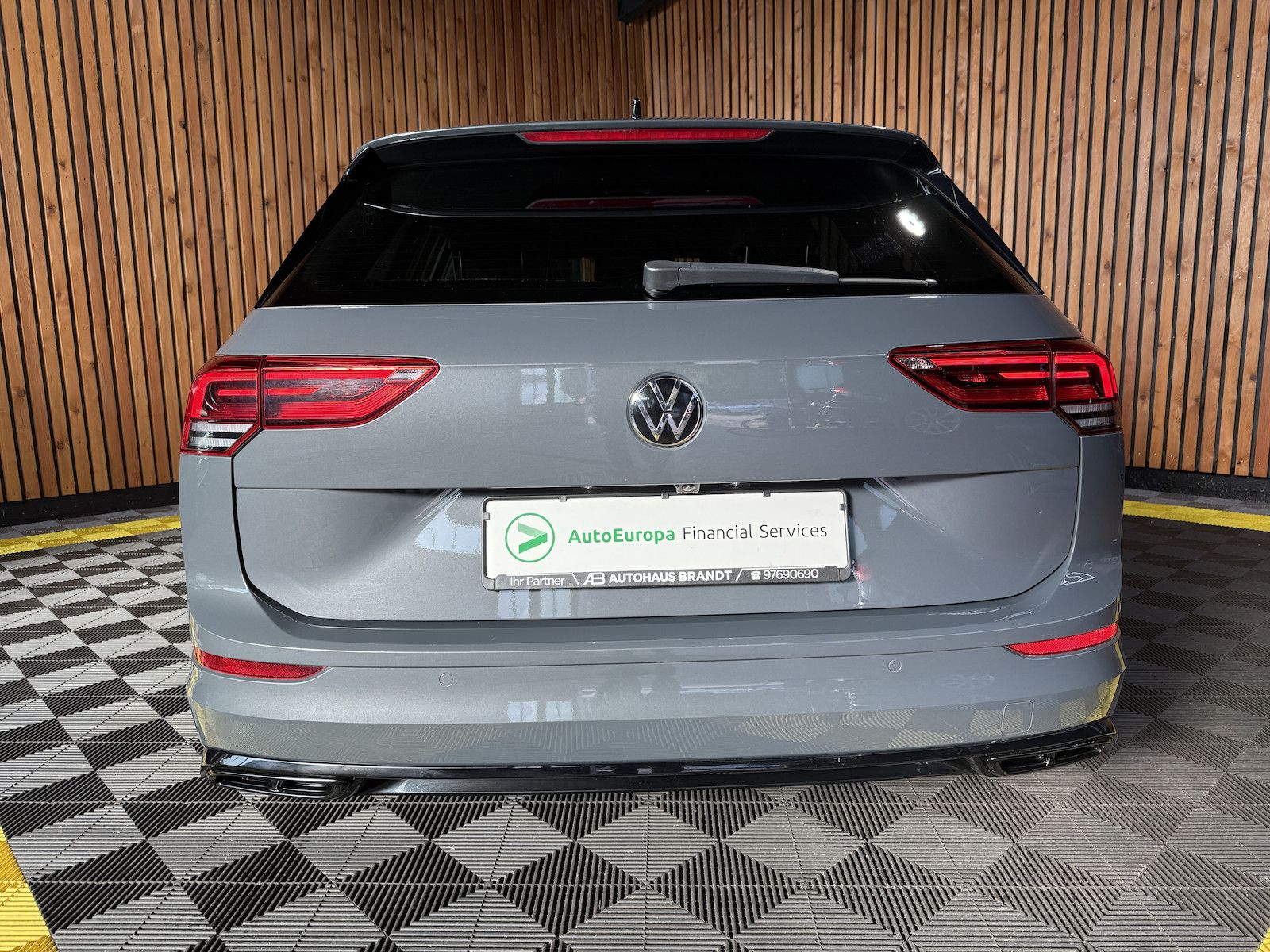 Fahrzeugabbildung Volkswagen Golf Variant 2,0TDI R-Line Black DSG *Navi*Keyl.