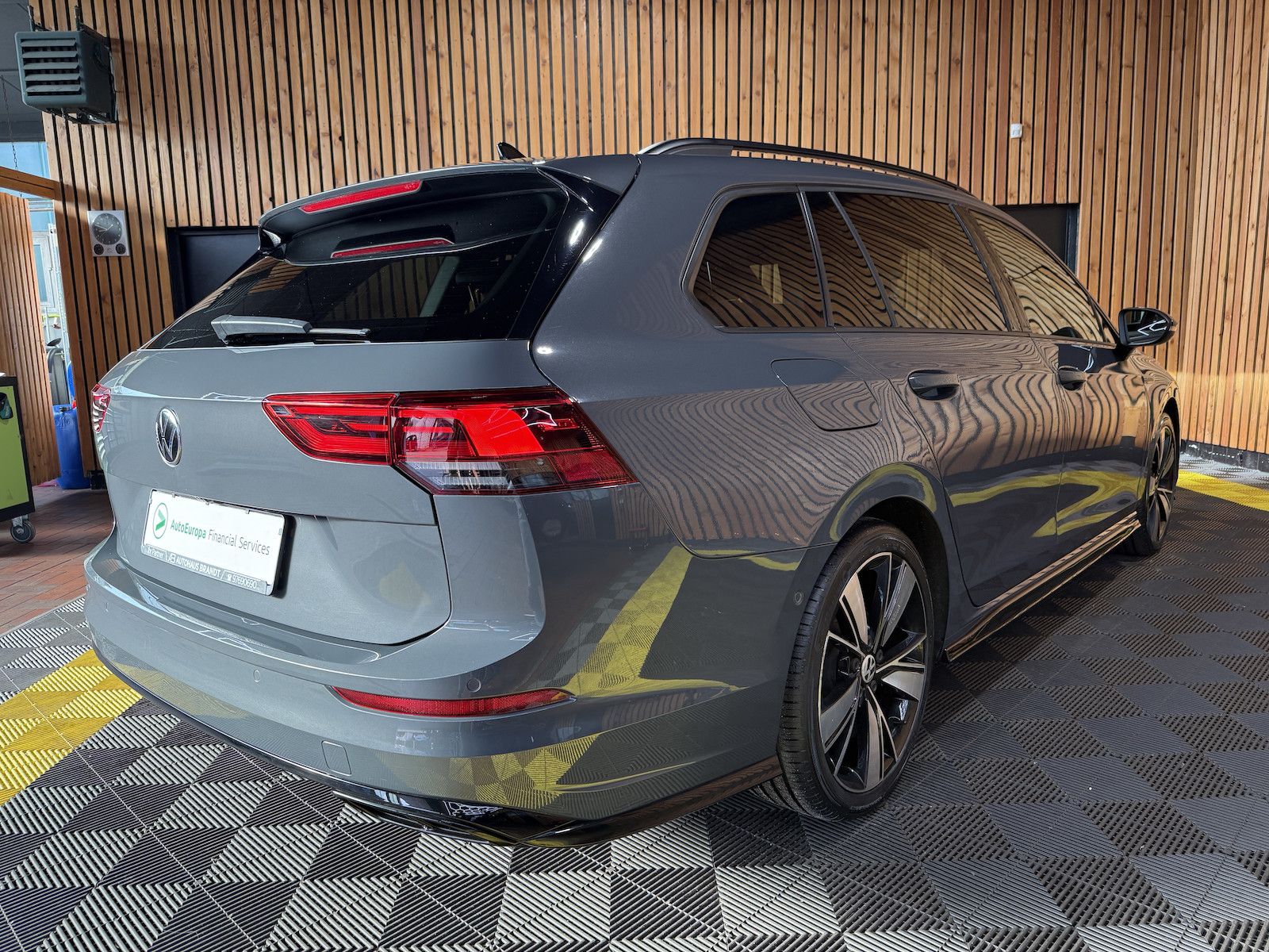 Fahrzeugabbildung Volkswagen Golf Variant 2,0TDI R-Line Black DSG *Navi*Keyl.