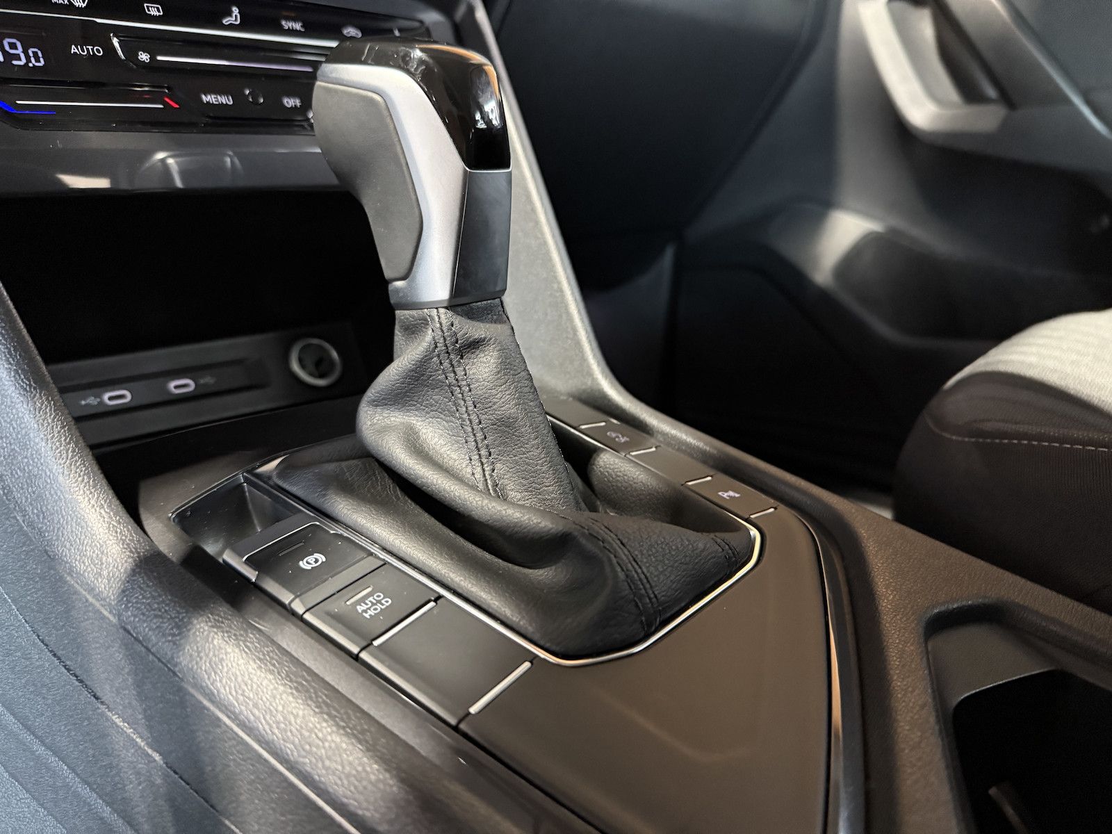 Fahrzeugabbildung Volkswagen Tiguan Allspace TSI DSG 7-Sitzer *Navi*AHK*LED*