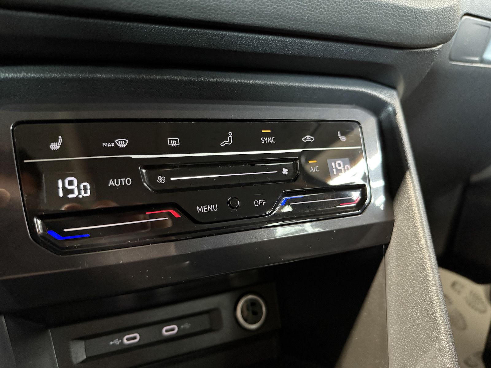 Fahrzeugabbildung Volkswagen Tiguan Allspace TSI DSG 7-Sitzer *Navi*AHK*LED*