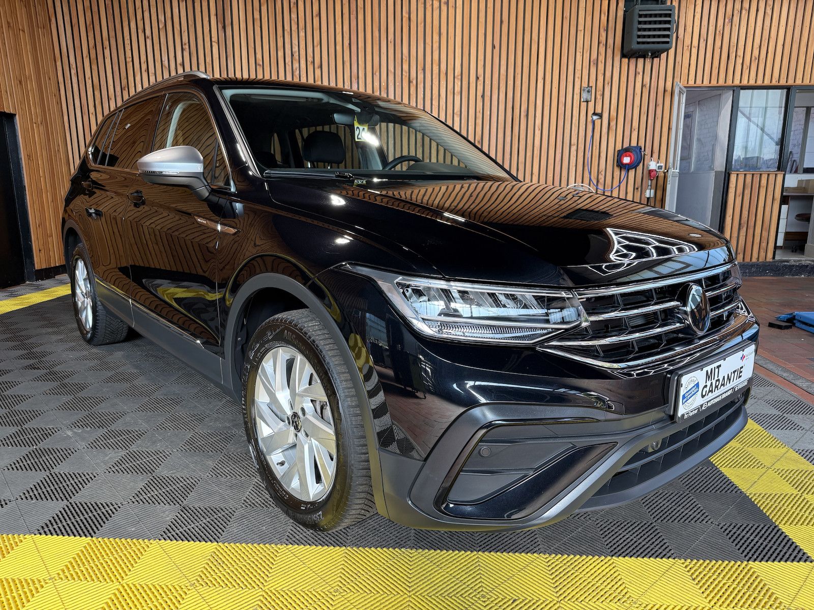 Fahrzeugabbildung Volkswagen Tiguan Allspace TSI DSG 7-Sitzer *Navi*AHK*LED*