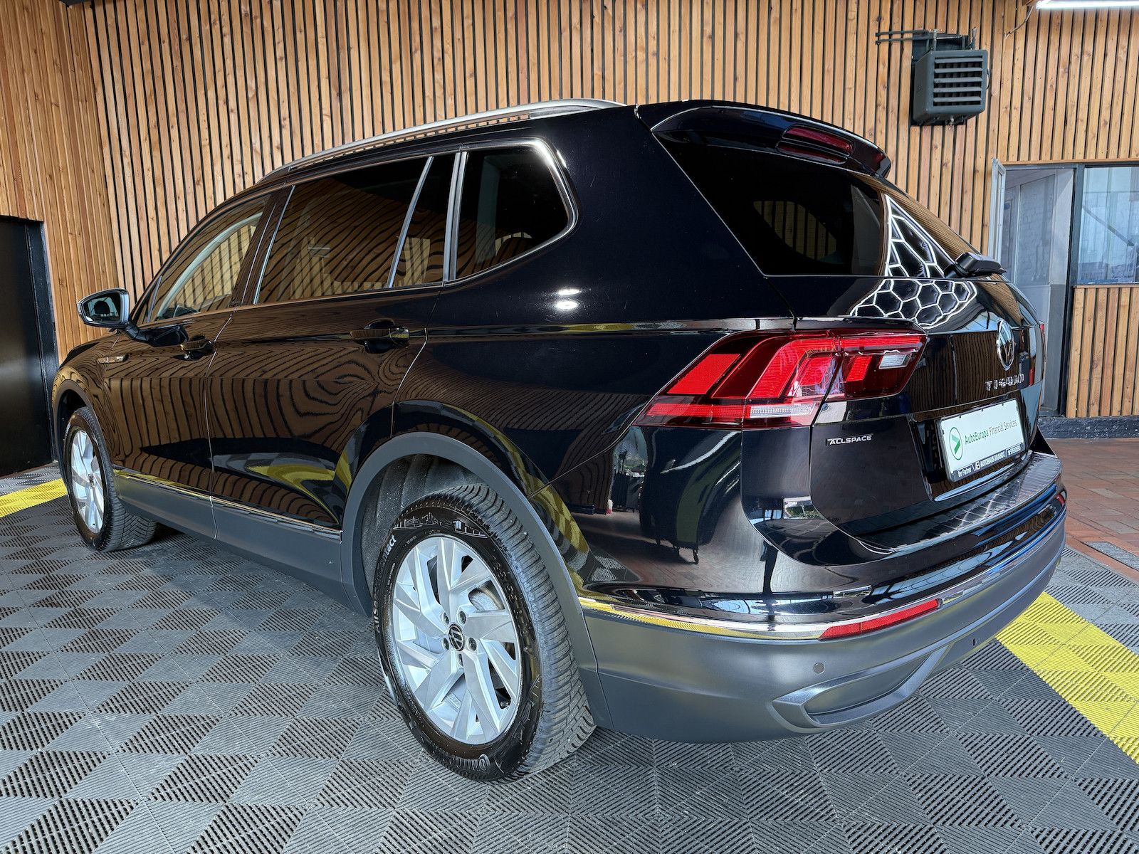 Fahrzeugabbildung Volkswagen Tiguan Allspace TSI DSG 7-Sitzer *Navi*AHK*LED*