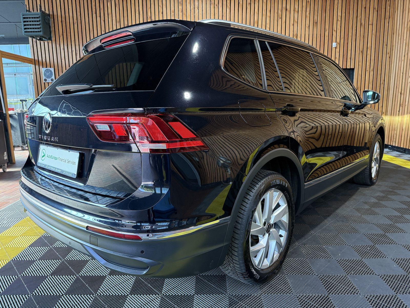 Fahrzeugabbildung Volkswagen Tiguan Allspace TSI DSG 7-Sitzer *Navi*AHK*LED*
