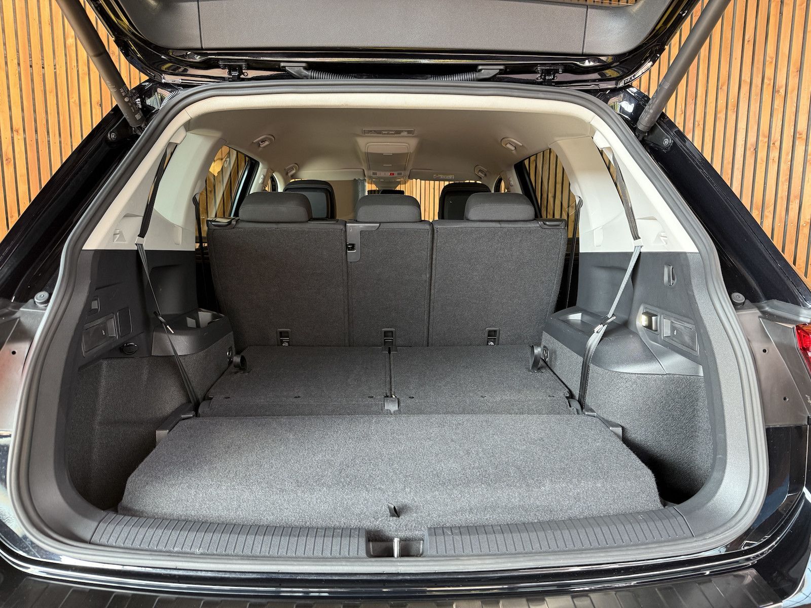 Fahrzeugabbildung Volkswagen Tiguan Allspace TSI DSG 7-Sitzer *Navi*AHK*LED*