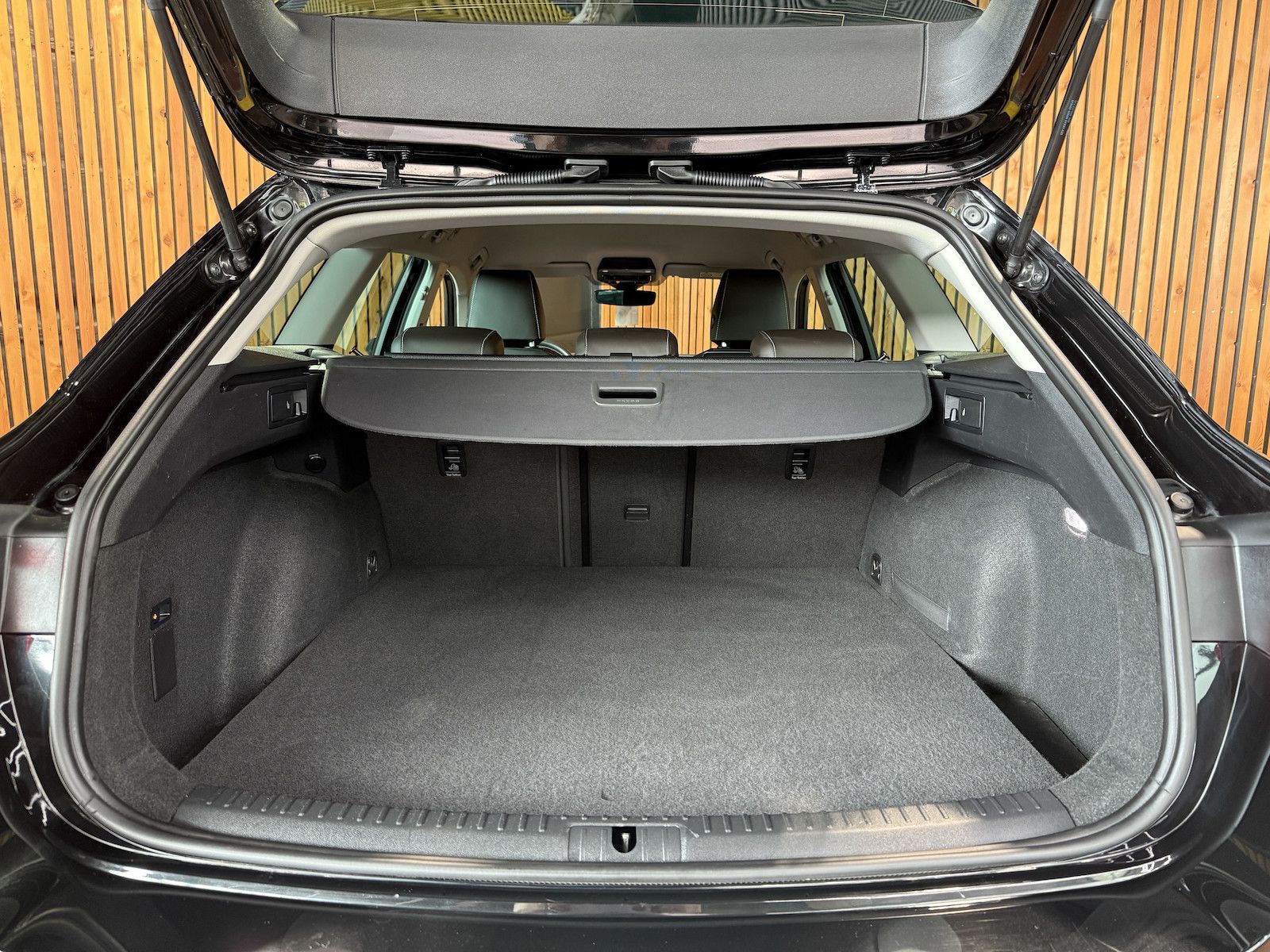 Fahrzeugabbildung SEAT Leon ST 1.4 e-Hybrid DSG Xcellence Navi*LED*Kam
