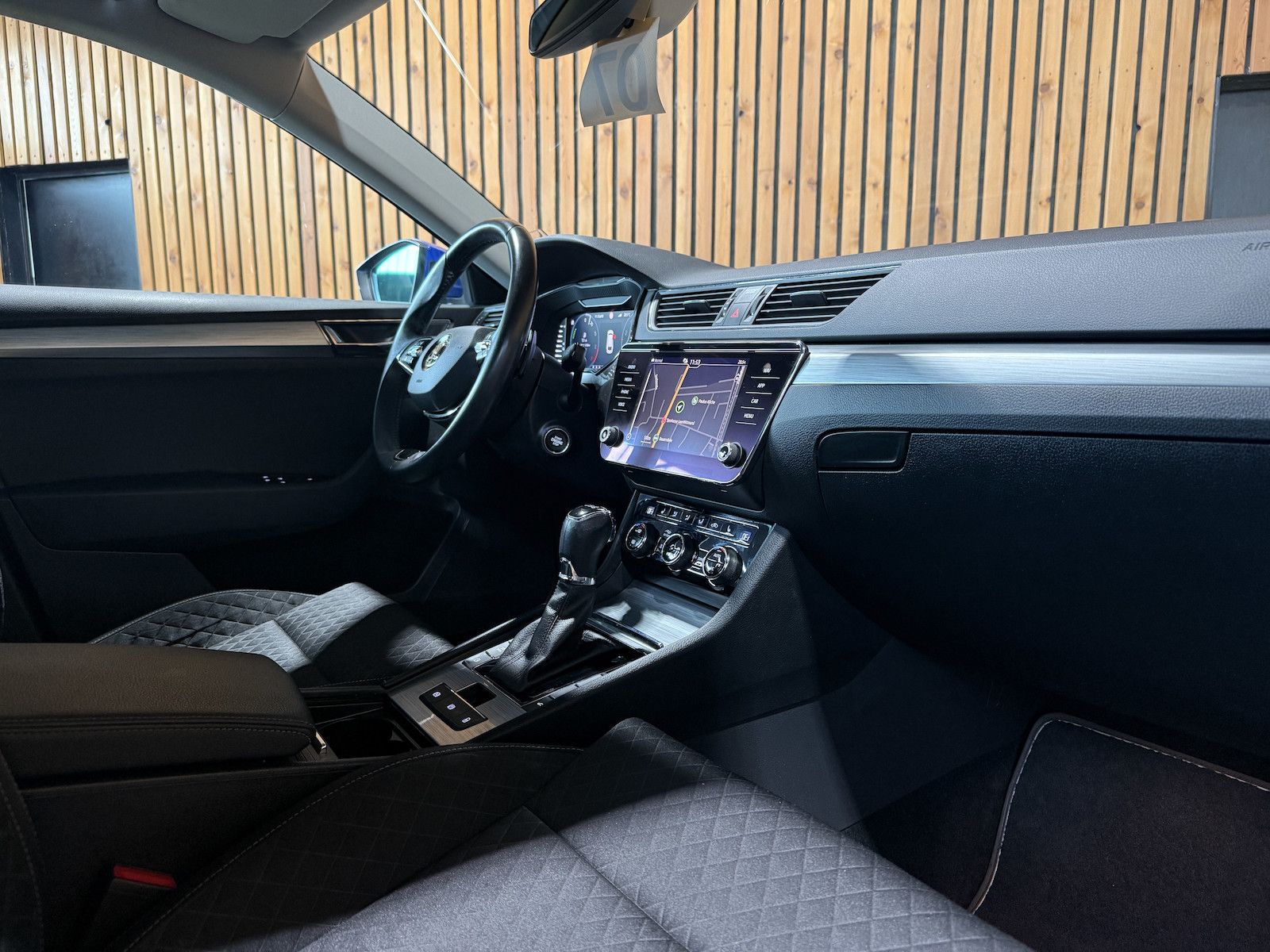 Fahrzeugabbildung SKODA Superb Combi TSI iV DSG Navi*Virt*Kam*St.Hz*AHK
