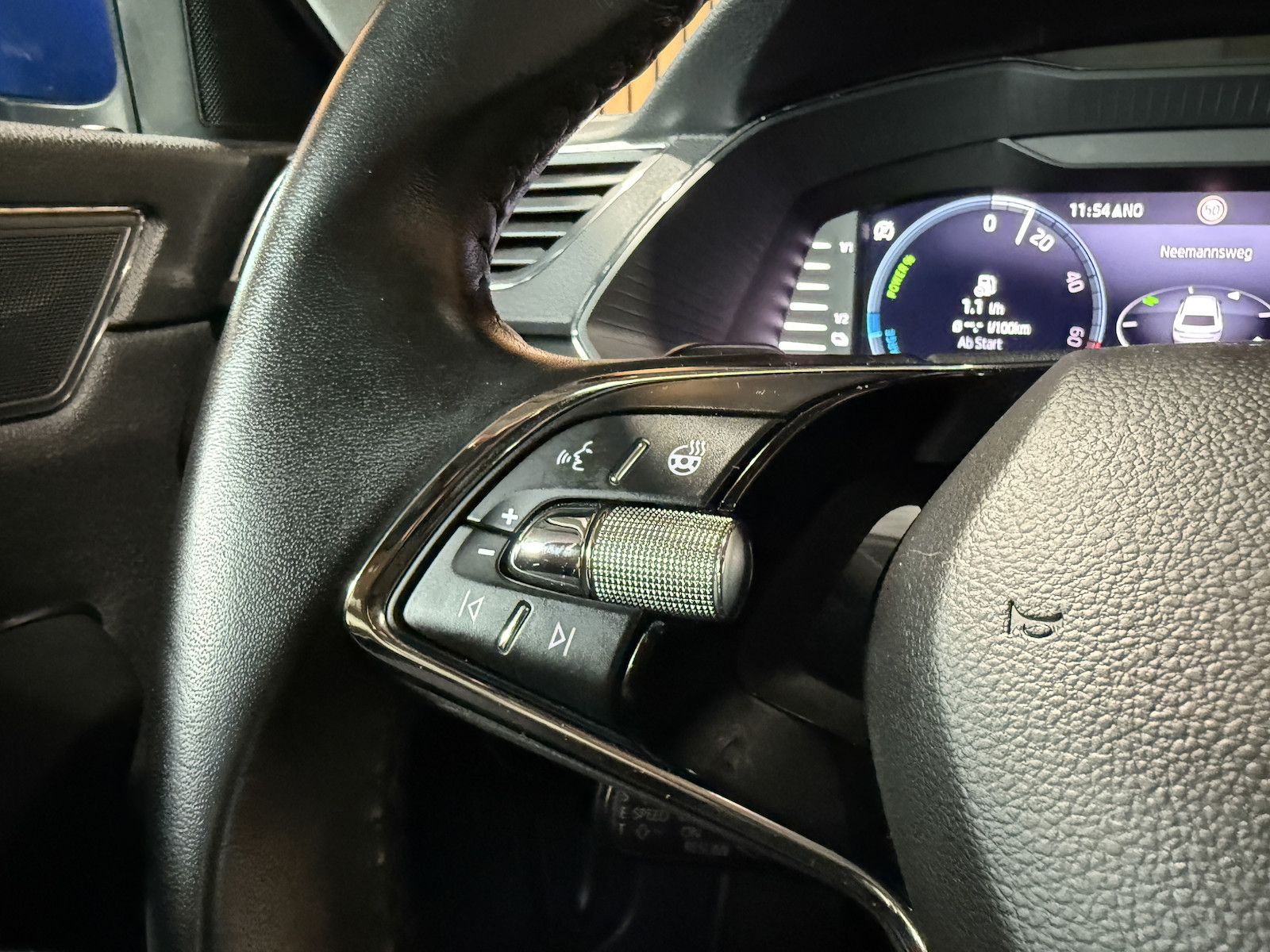 Fahrzeugabbildung SKODA Superb Combi TSI iV DSG Navi*Virt*Kam*St.Hz*AHK