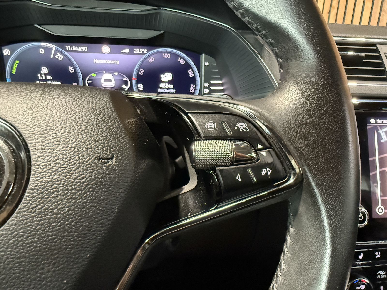 Fahrzeugabbildung SKODA Superb Combi TSI iV DSG Navi*Virt*Kam*St.Hz*AHK