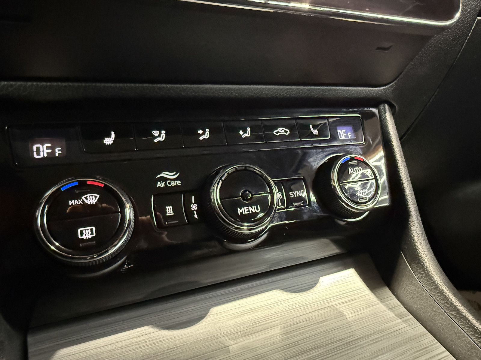Fahrzeugabbildung SKODA Superb Combi TSI iV DSG Navi*Virt*Kam*St.Hz*AHK
