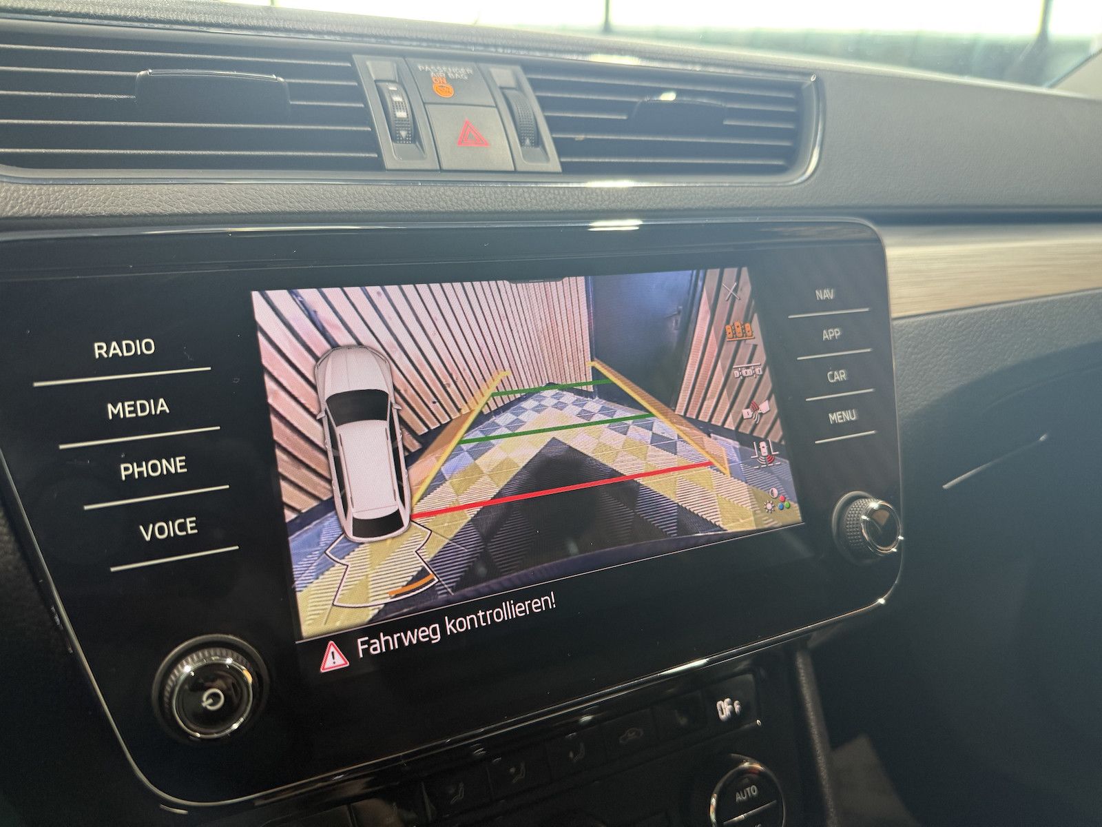 Fahrzeugabbildung SKODA Superb Combi TSI iV DSG Navi*Virt*Kam*St.Hz*AHK