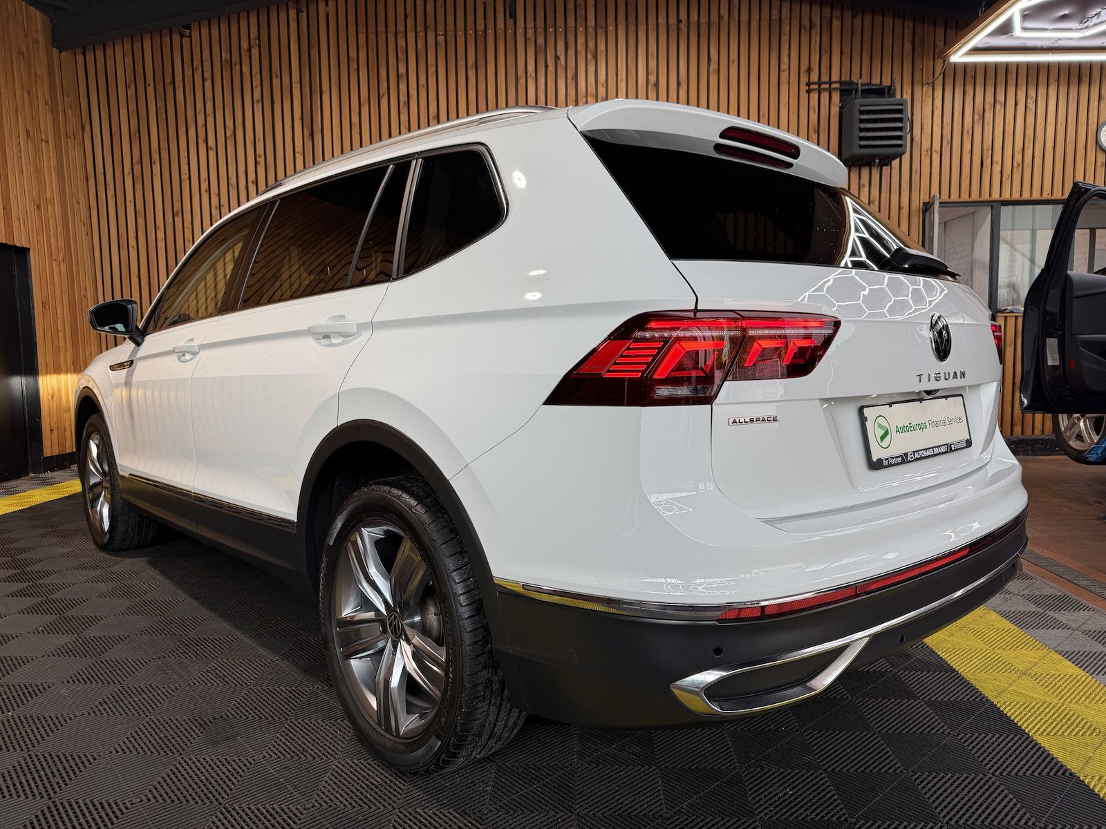 Fahrzeugabbildung Volkswagen Tiguan Allspace 2,0TDI Eleg. 4M DSG Navi*Kam*AHK