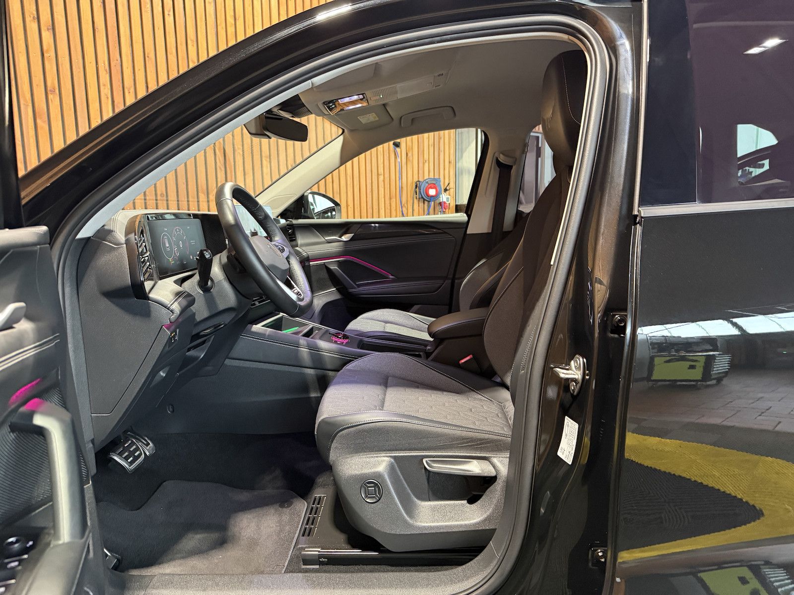 Fahrzeugabbildung Volkswagen Tiguan 1,5 eTSI DSG Energy *Navi*Kam*LED*AHK*360