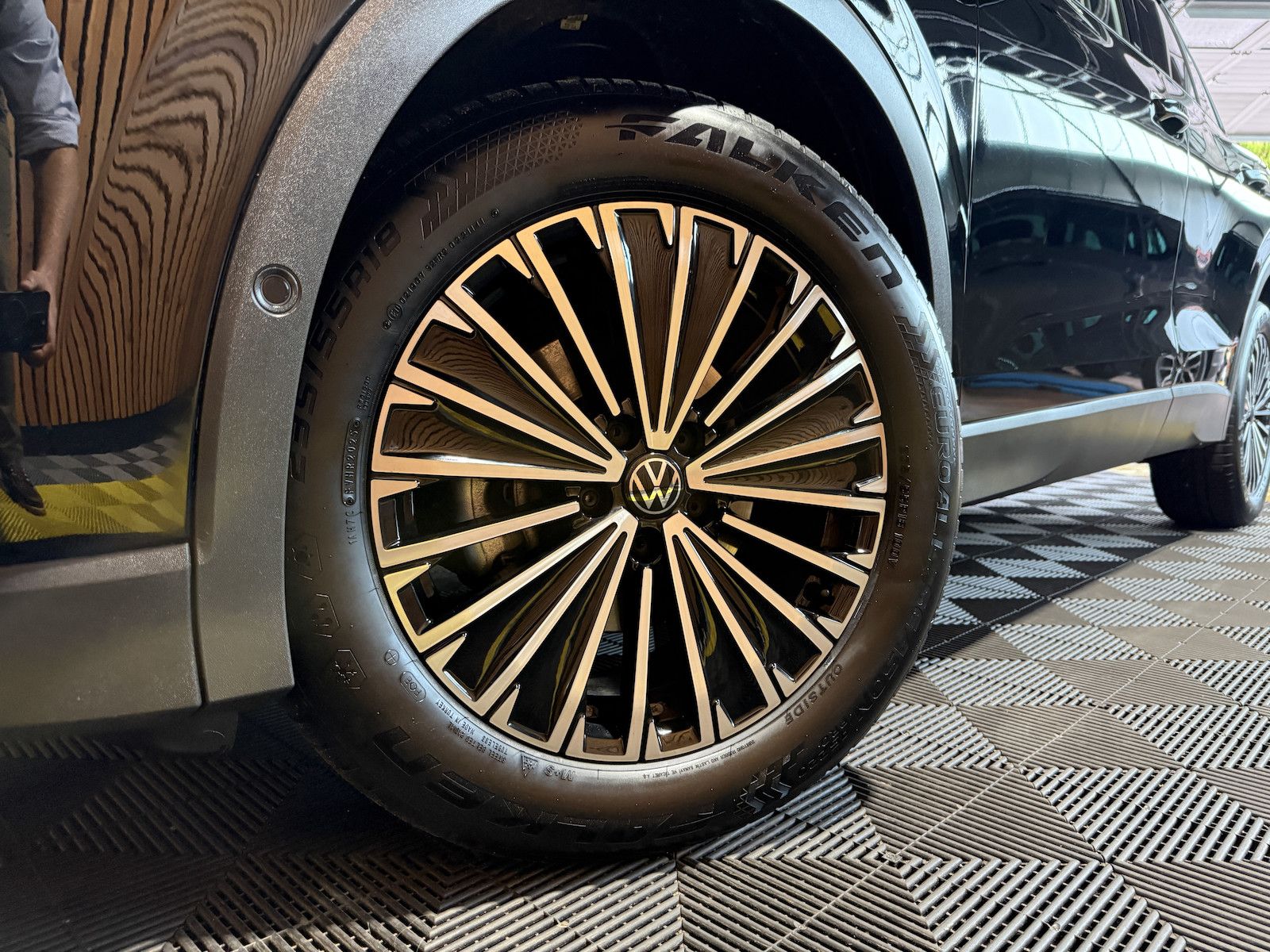 Fahrzeugabbildung Volkswagen Tiguan 1,5 eTSI DSG Energy *Navi*Kam*LED*AHK*360