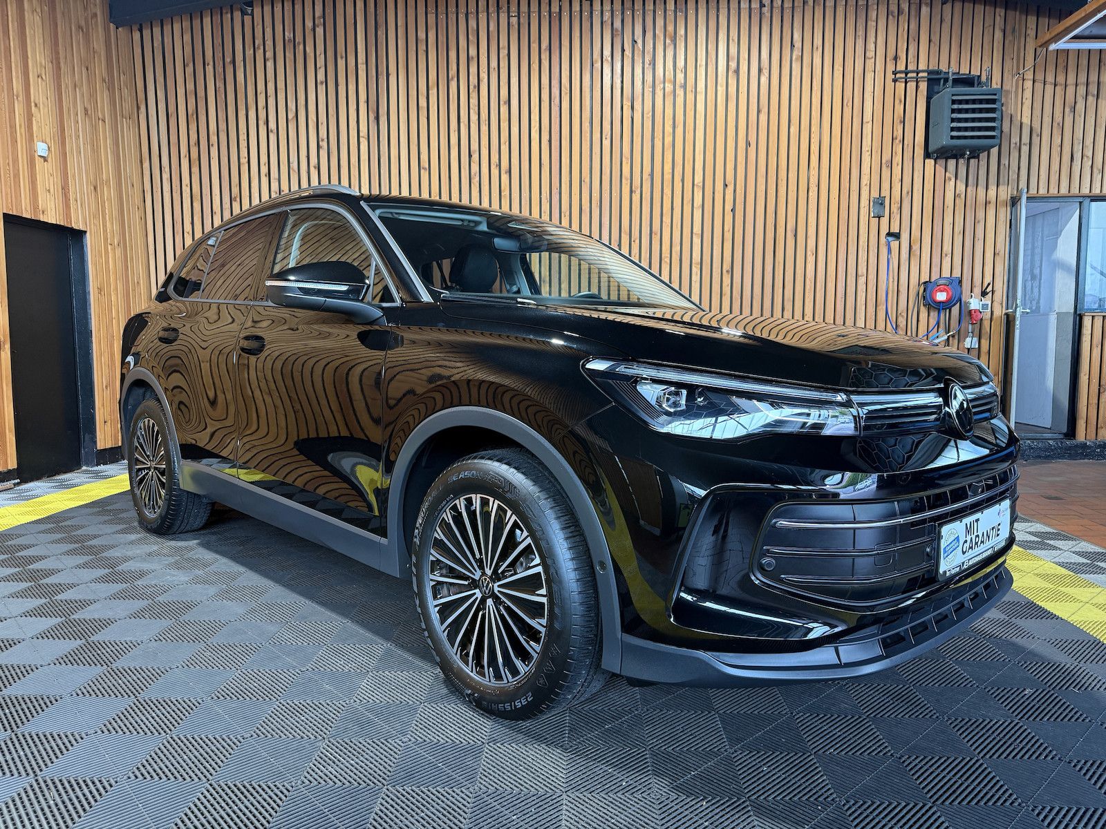Fahrzeugabbildung Volkswagen Tiguan 1,5 eTSI DSG Energy *Navi*Kam*LED*AHK*360