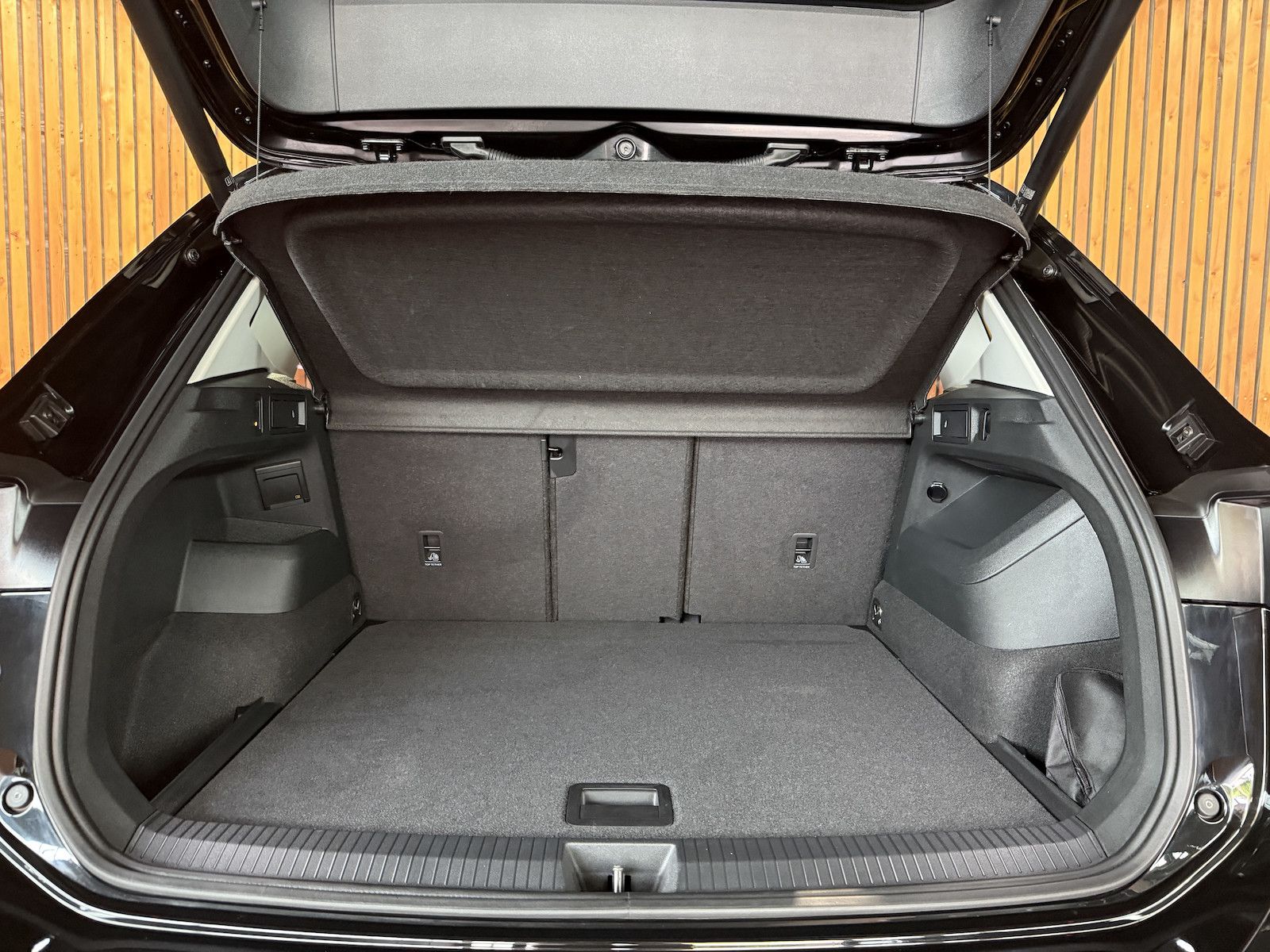 Fahrzeugabbildung Volkswagen Tiguan 1,5 eTSI DSG Energy *Navi*Kam*LED*AHK*360