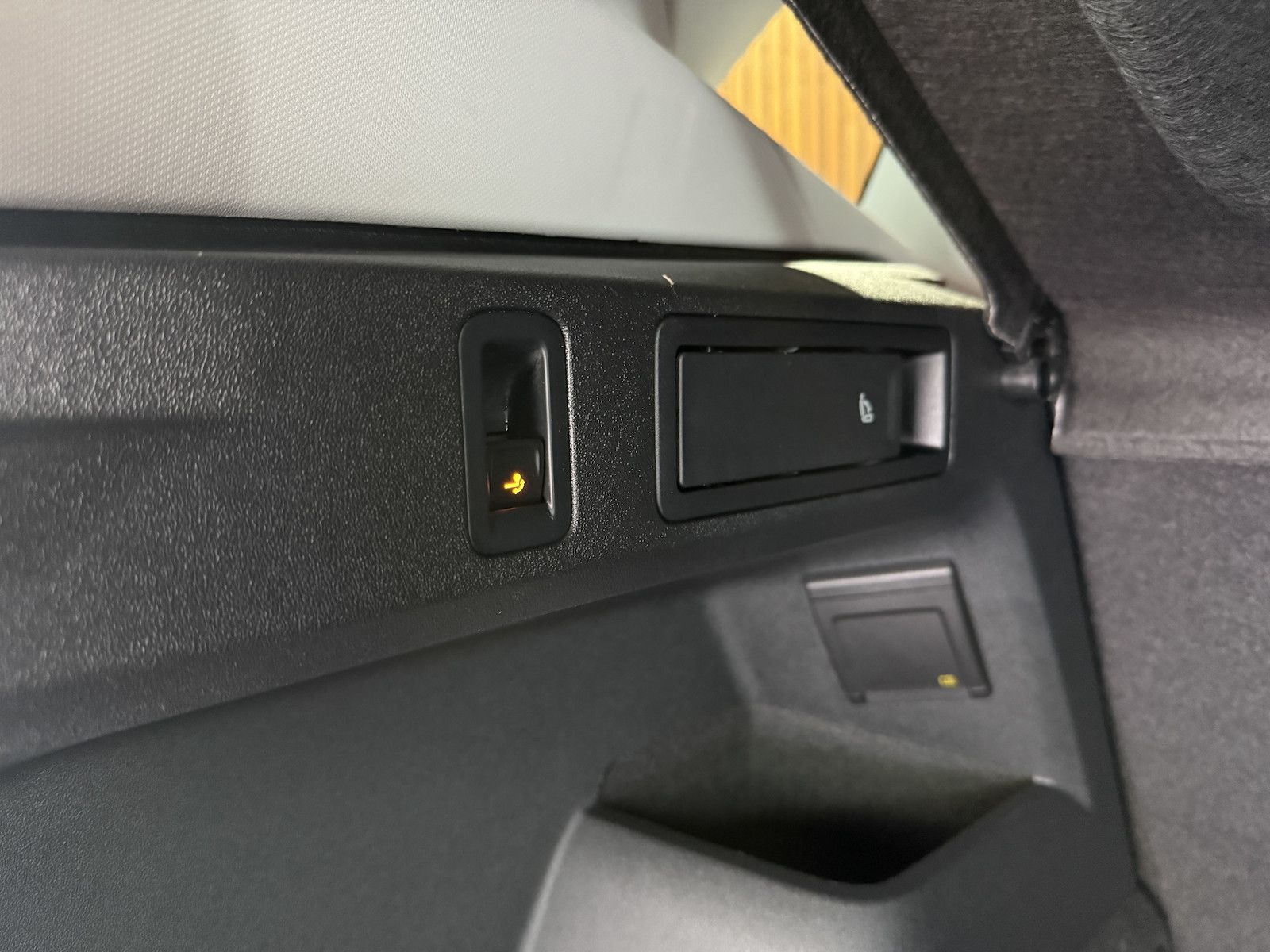 Fahrzeugabbildung Volkswagen Tiguan 1,5 eTSI DSG Energy *Navi*Kam*LED*AHK*360