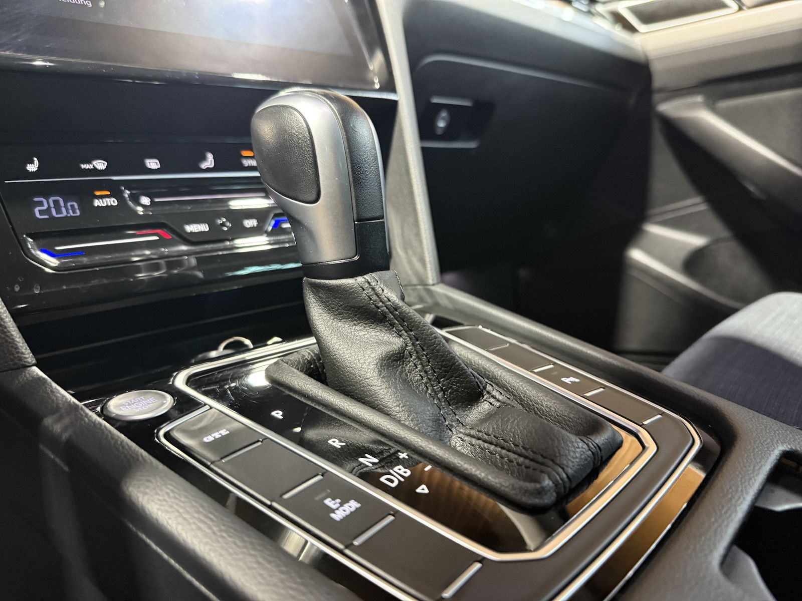 Fahrzeugabbildung Volkswagen Passat Variant GTE DSG *Navi*Kam*AHK*Virtual*App