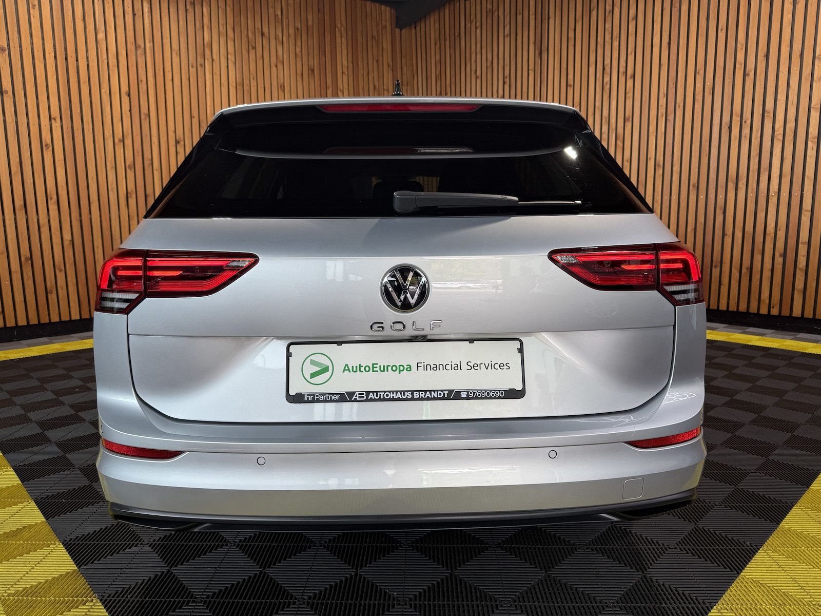 Fahrzeugabbildung Volkswagen Golf Variant 2,0 TDI Life *Navi*ACC*LED*Kam*AHK*