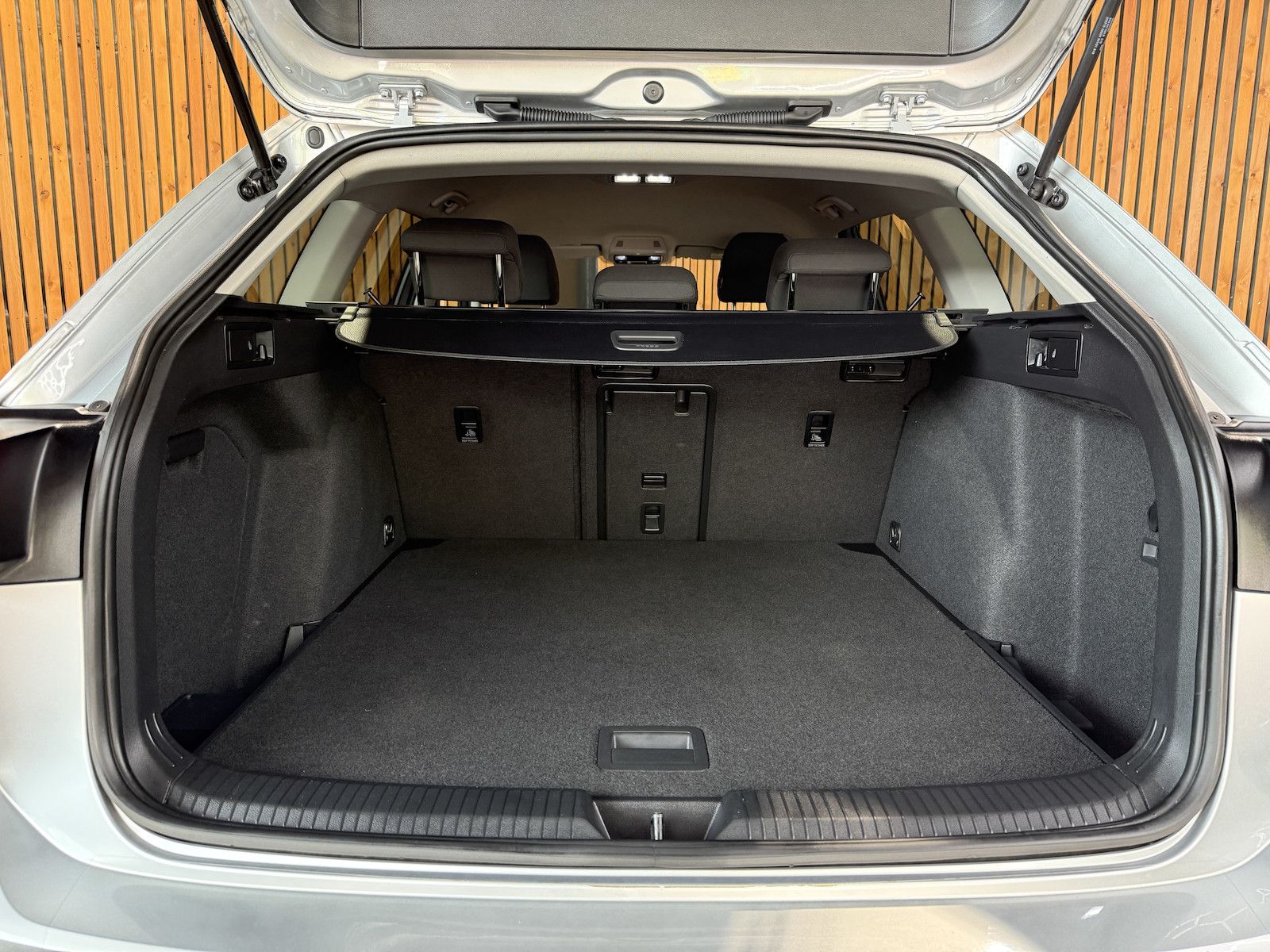 Fahrzeugabbildung Volkswagen Golf Variant 2,0 TDI Life *Navi*ACC*LED*Kam*AHK*
