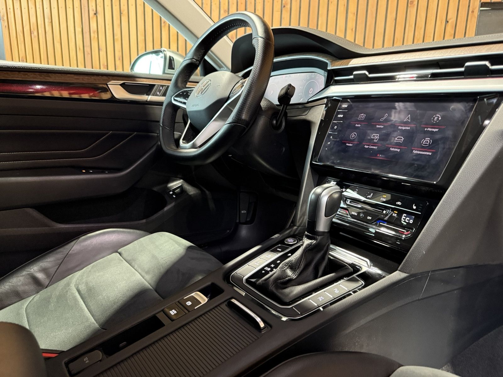 Fahrzeugabbildung Volkswagen Arteon 1.4 eHybrid SB. *Navi*AHK*DCC*360°*Pano*