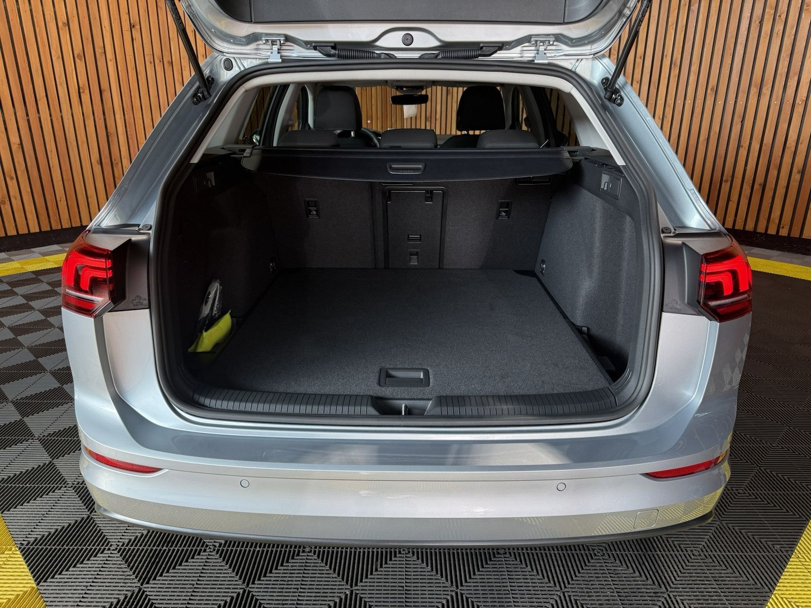 Fahrzeugabbildung Volkswagen Golf Variant 1,5 eTSI Facelift *Navi*AHK*LED*Kam