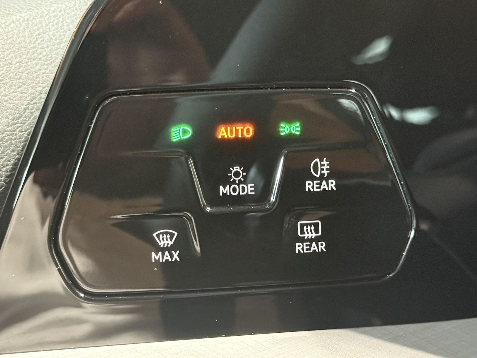 Fahrzeugabbildung Volkswagen Golf Variant 1,5 eTSI Facelift *Navi*AHK*LED*Kam