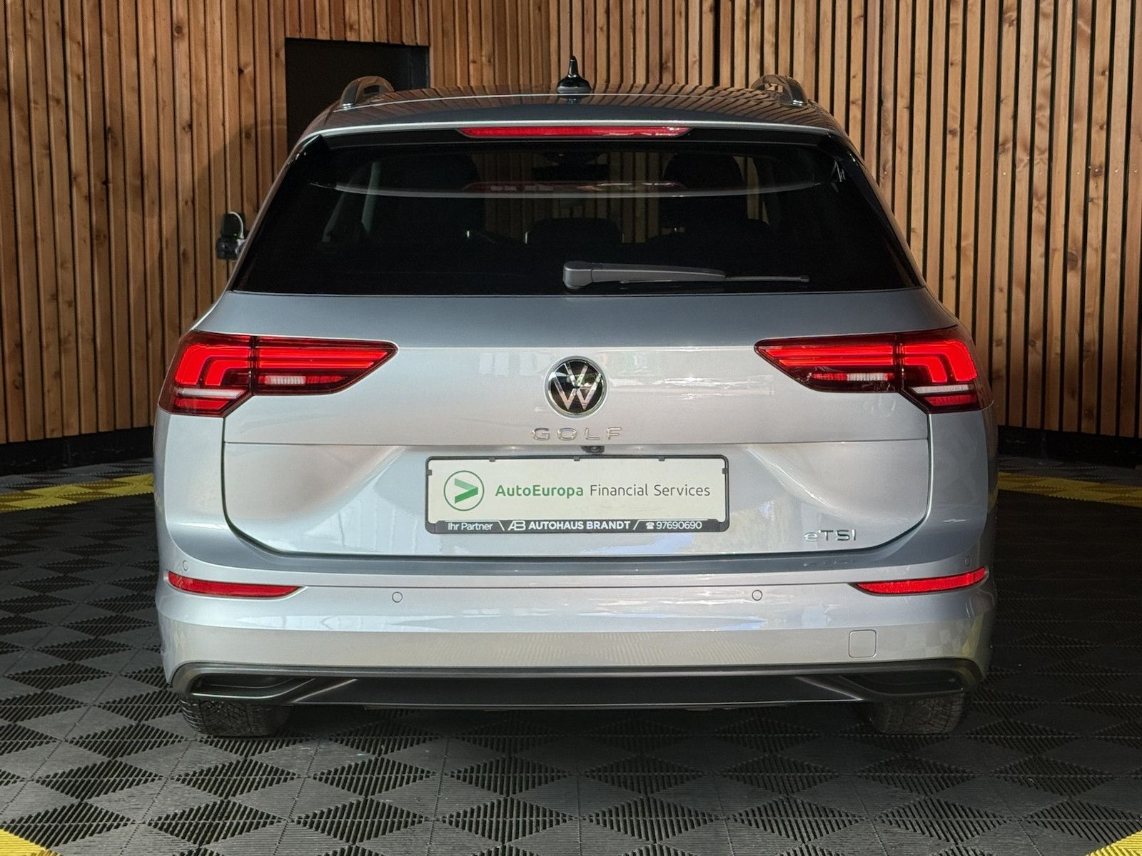 Fahrzeugabbildung Volkswagen Golf Variant 1,5 eTSI Facelift *Navi*AHK*LED*Kam