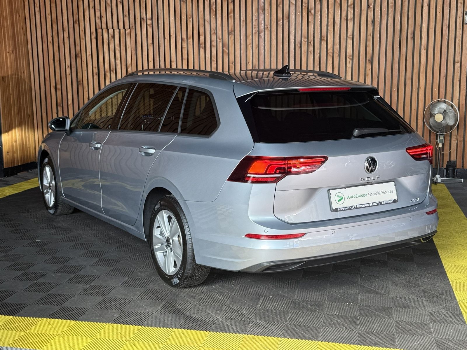 Fahrzeugabbildung Volkswagen Golf Variant 1,5 eTSI Facelift *Navi*AHK*LED*Kam