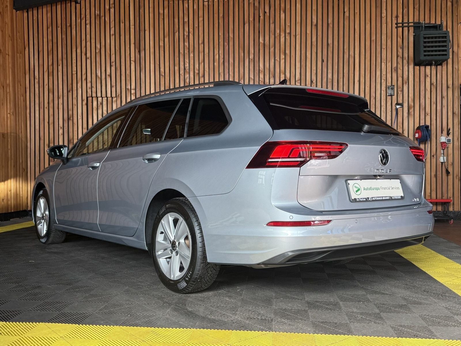 Fahrzeugabbildung Volkswagen Golf Variant 1,5 eTSI Facelift *Navi*AHK*LED*Kam