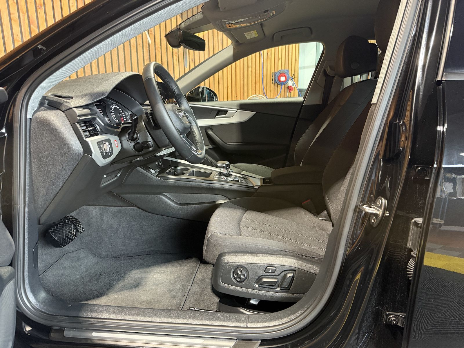 Fahrzeugabbildung Audi A4 Avant 2,0 TDI Aut. *Navi+*ACC*AHK*Kamera*App*