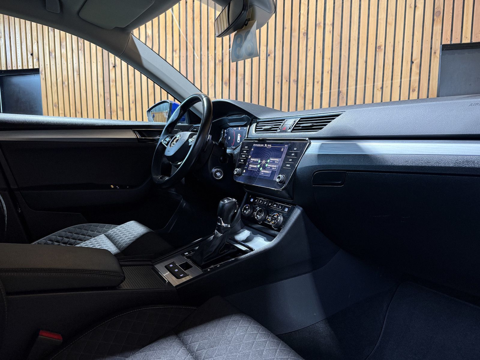 Fahrzeugabbildung SKODA Superb Combi 2,0TDI DSG Navi*ACC*LED*AHK*Virtual