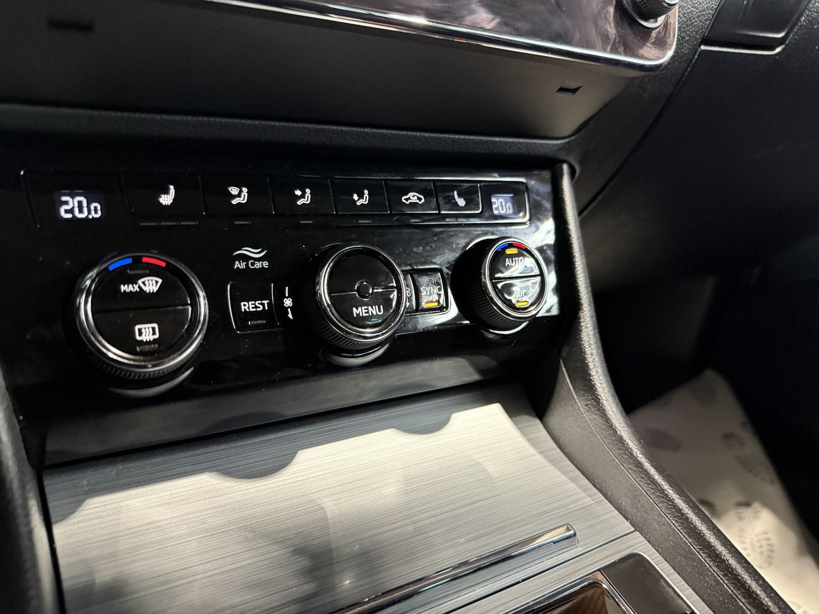 Fahrzeugabbildung SKODA Superb Combi 2,0TDI DSG Navi*ACC*LED*AHK*Virtual