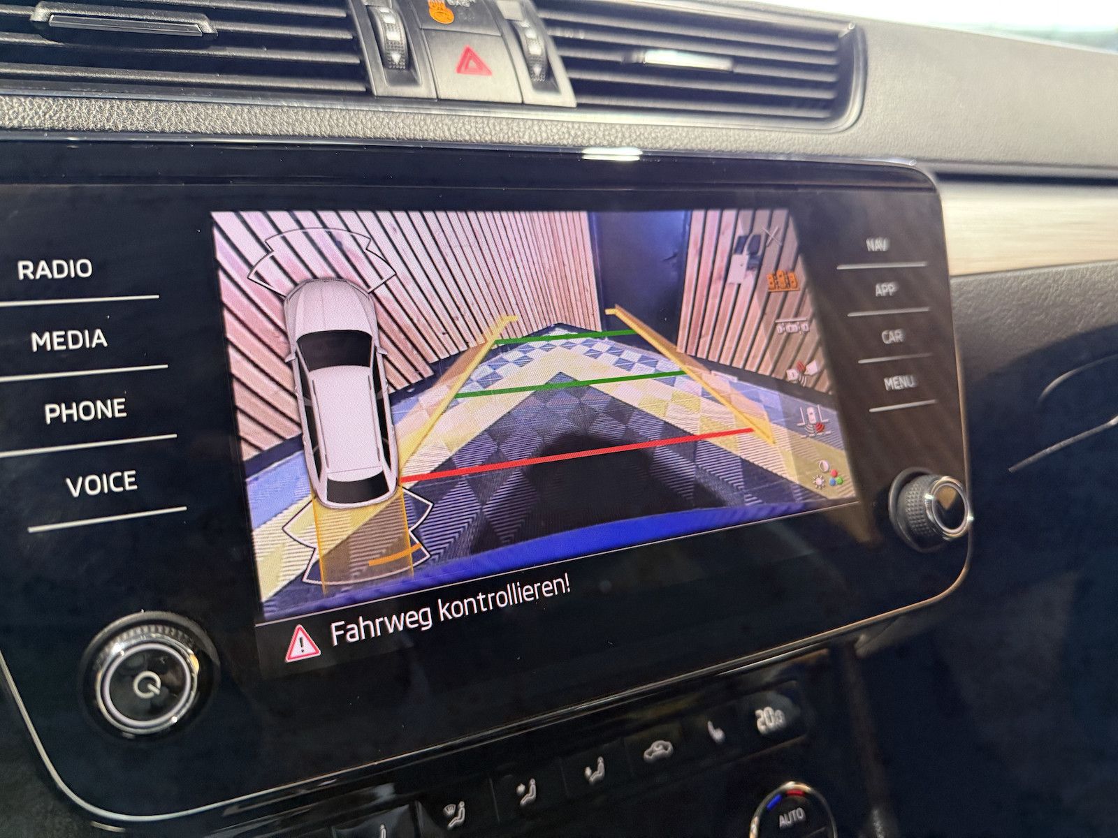 Fahrzeugabbildung SKODA Superb Combi 2,0TDI DSG Navi*ACC*LED*AHK*Virtual