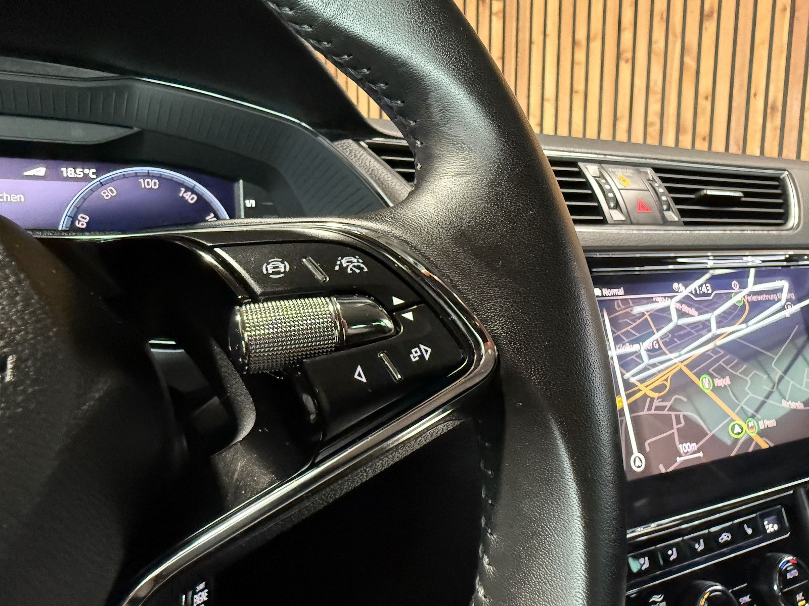 Fahrzeugabbildung SKODA Superb Combi TSI iV DSG Navi*Virt*Kam*St.Hz*AHK