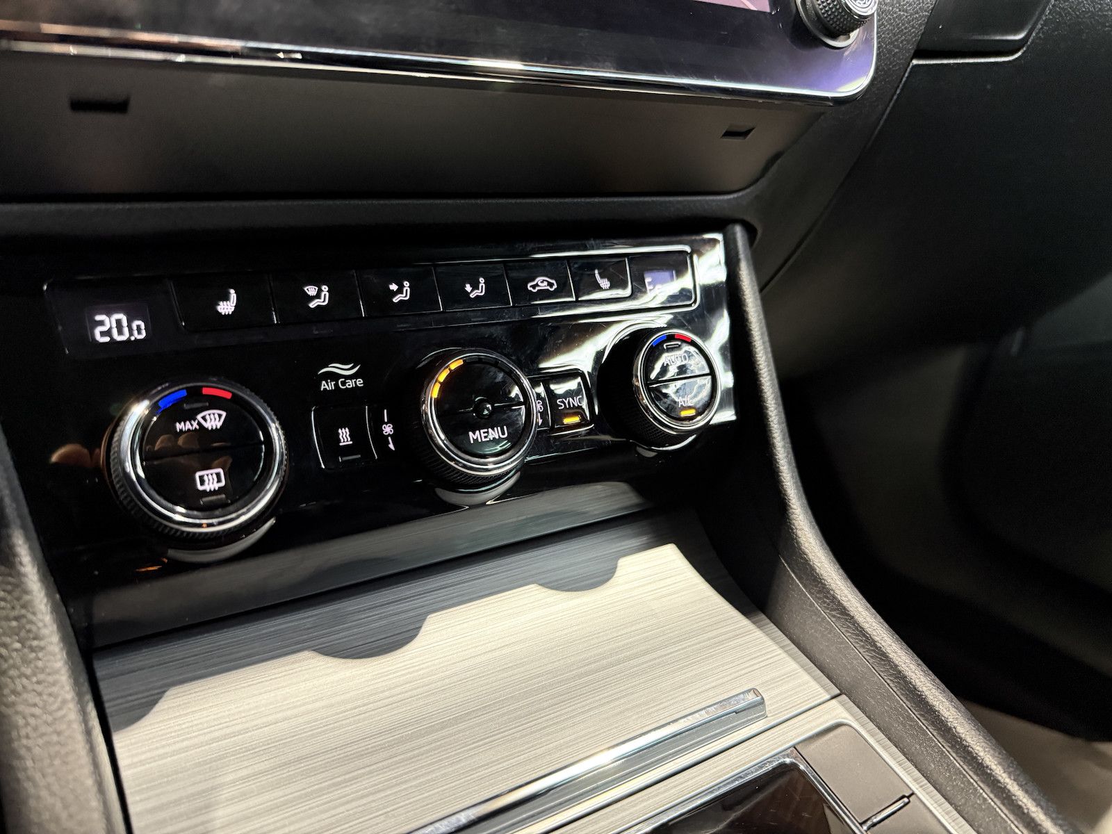 Fahrzeugabbildung SKODA Superb Combi TSI iV DSG Navi*Virt*Kam*St.Hz*AHK