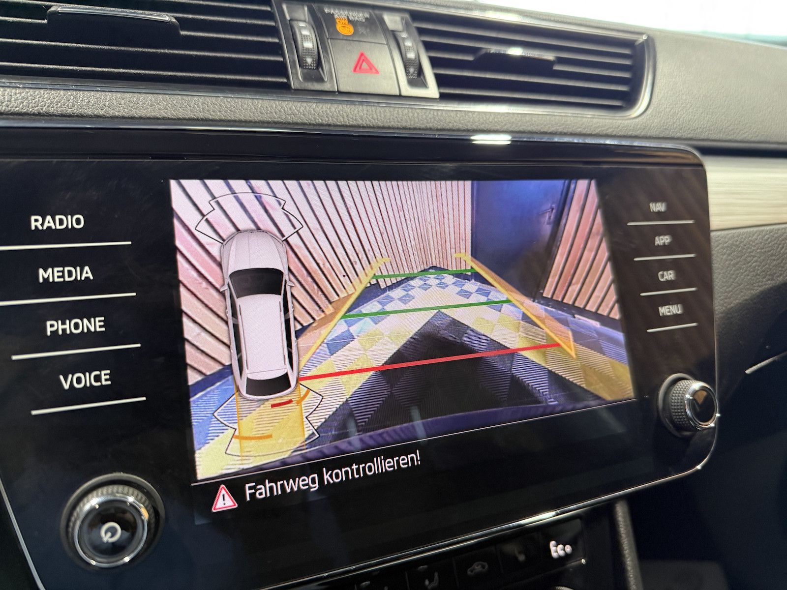 Fahrzeugabbildung SKODA Superb Combi TSI iV DSG Navi*Virt*Kam*St.Hz*AHK