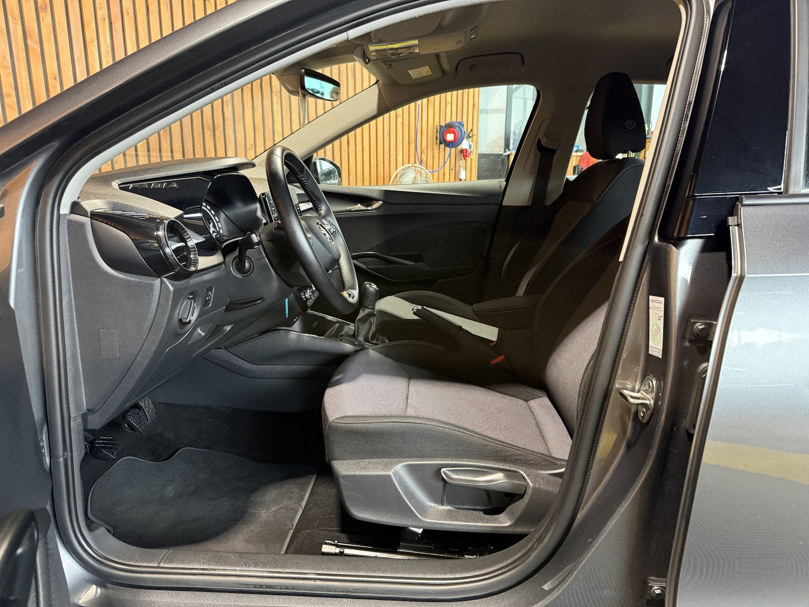 Fahrzeugabbildung SKODA Fabia 1,0 TSI Ambition *Navi*LED*Tempo*PDC*