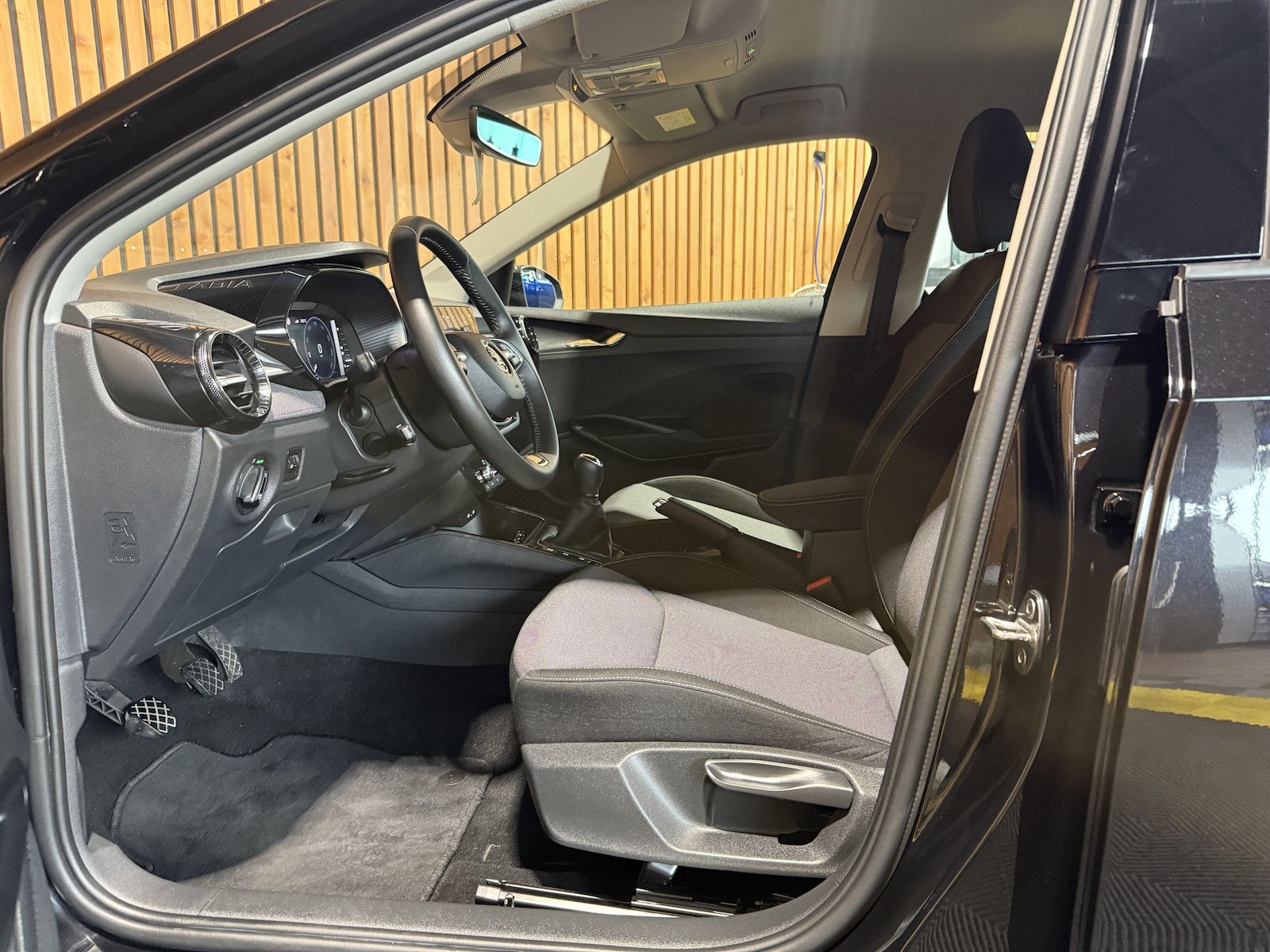 Fahrzeugabbildung SKODA Fabia 1,0 TSI Selection Navi*LED*Virtual*ACC*Kam