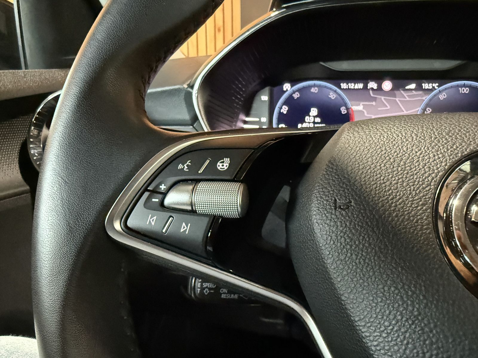 Fahrzeugabbildung SKODA Fabia 1,0 TSI Selection Navi*LED*Virtual*ACC*Kam